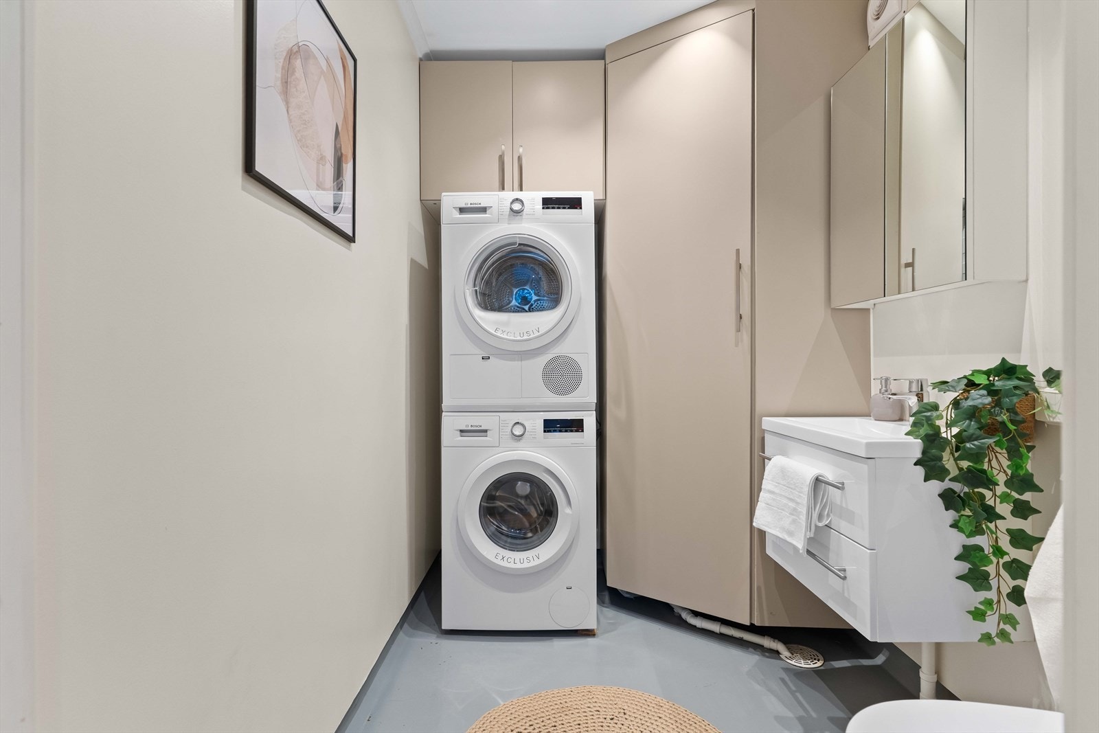 Funksjonelt vaskerom med god plass til oppbevaring. Galleribilde