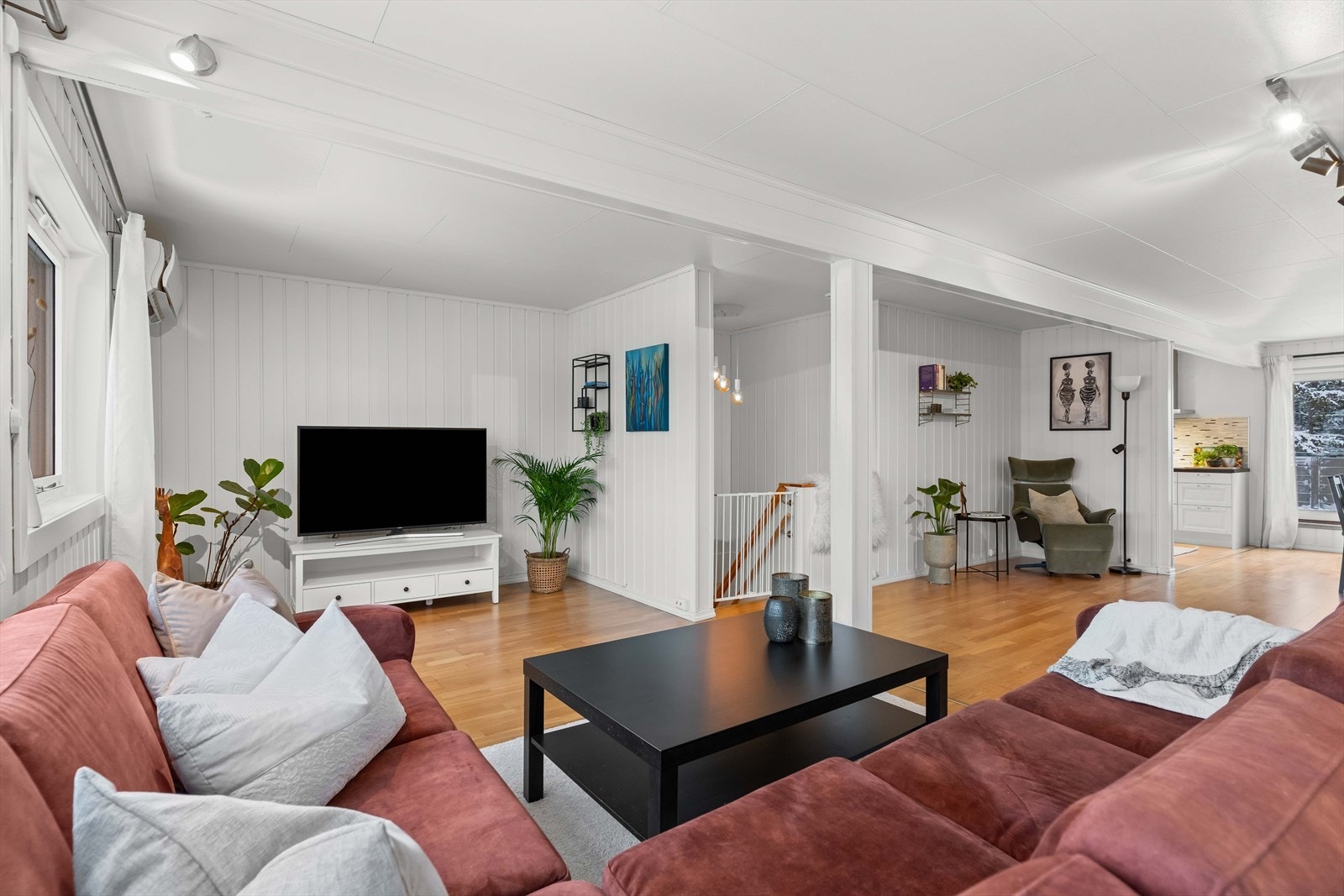 Delikat stue med god romfølelse og naturlig samlingspunkt i boligen. Galleribilde