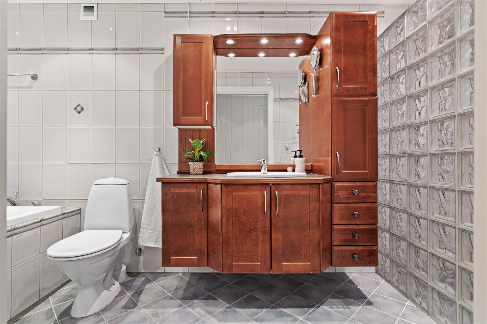 Flislagt bad med klassisk uttrykk og god størrelse. Galleribilde