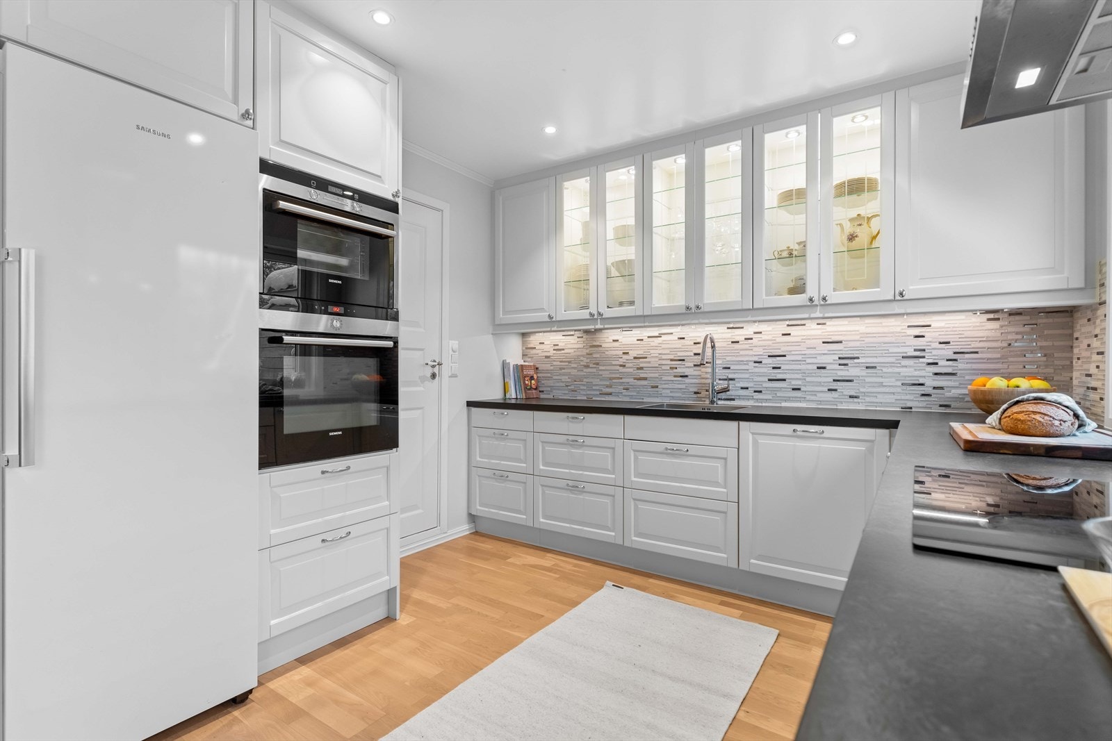 Kjøkken med integrerte løsninger og god oppbevaring. Vindu gir godt arbeidslys. Galleribilde