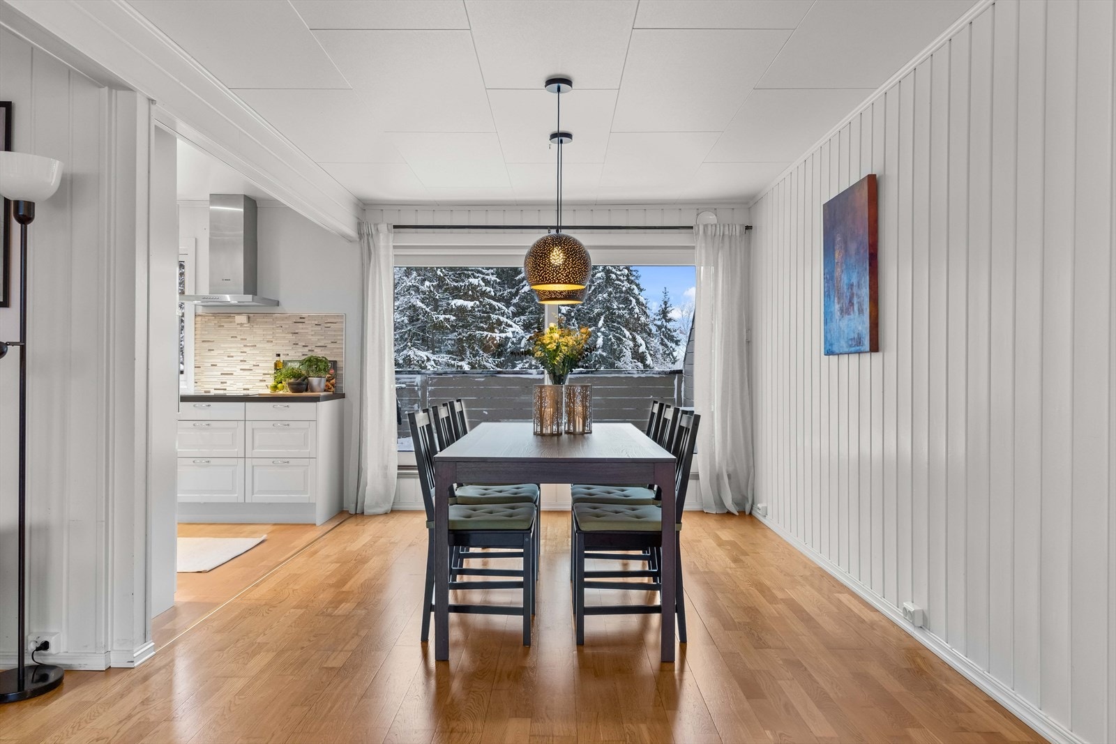 Spisestue med direkte adkomst til kjøkken. En naturlig forlengelse av oppholdsrommet. Galleribilde