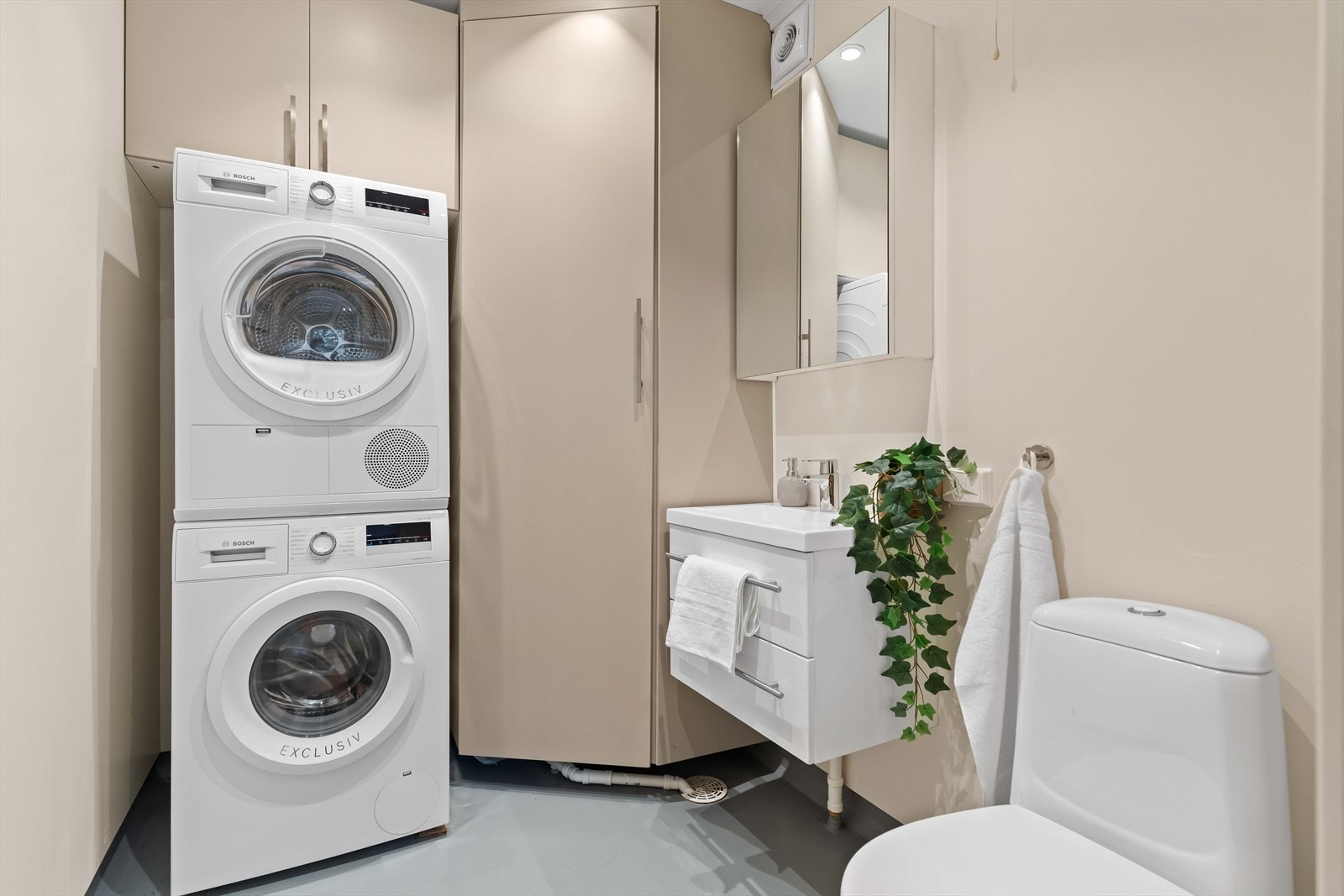 Praktisk vaskerom med opplegg for vaskemaskin og tørketrommel. Galleribilde