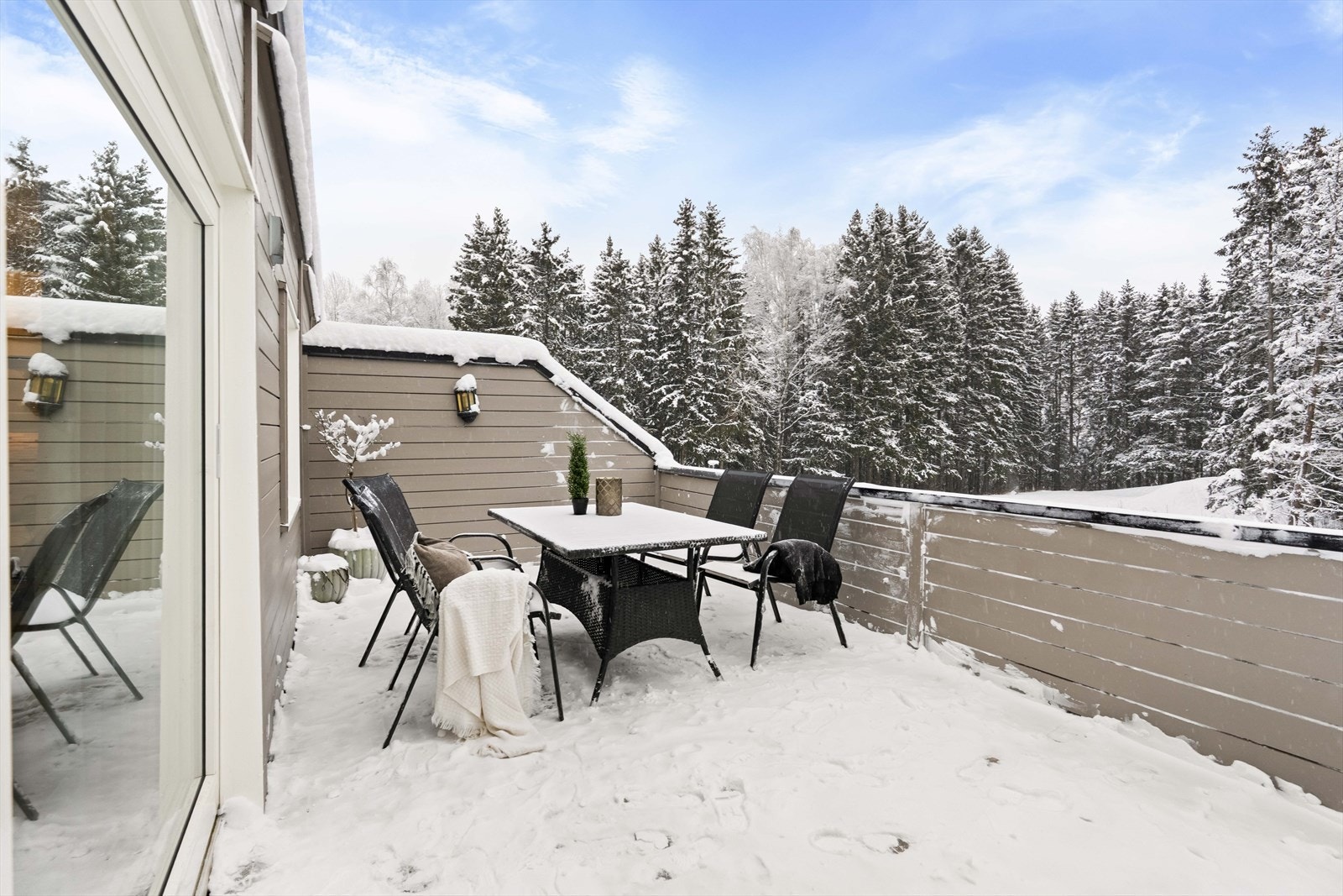 Fra stuen er det utgang til en stor altan med god plass til flere soner. Galleribilde