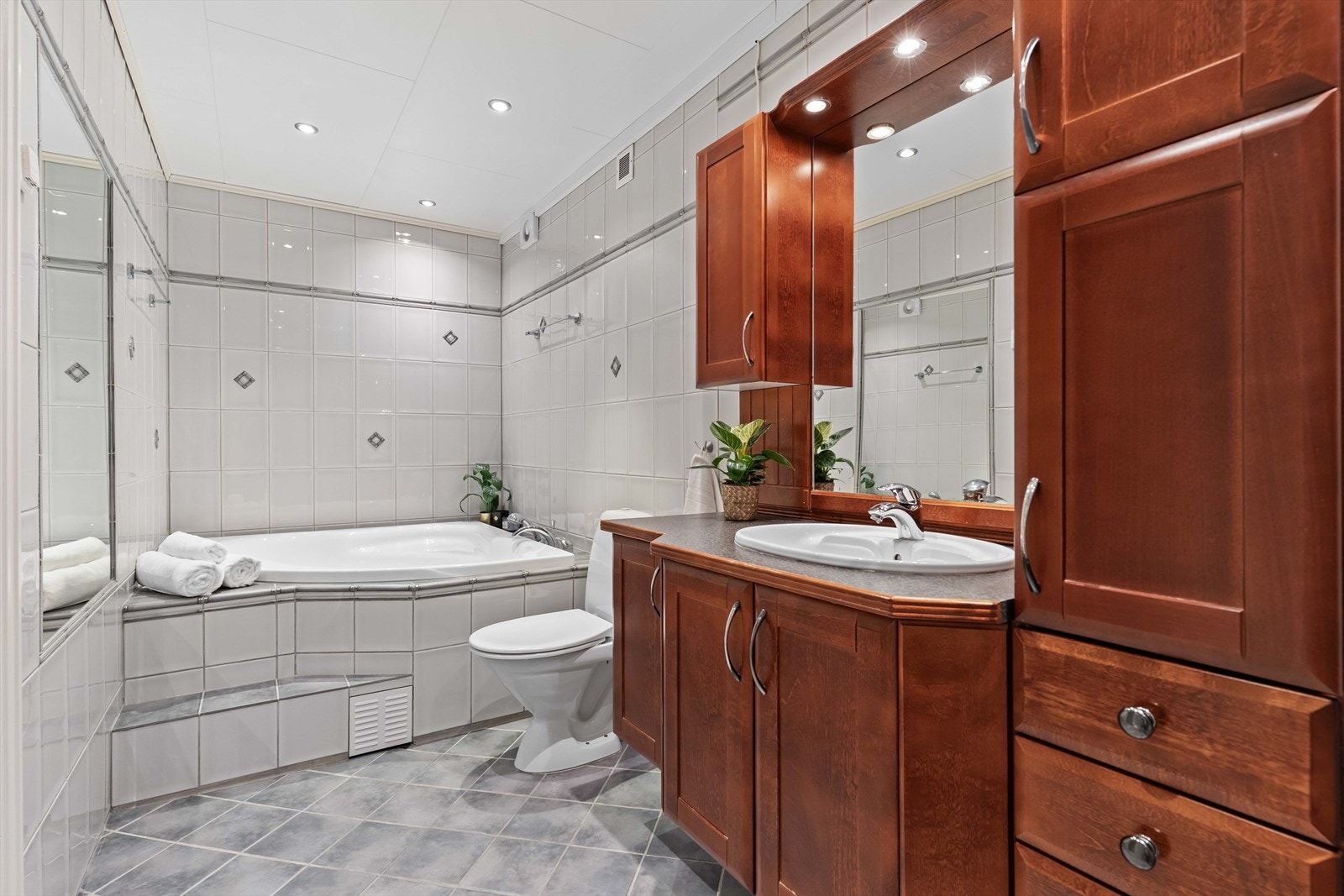 Bad med innredning som gir rikelig oppbevaringsplass. Galleribilde