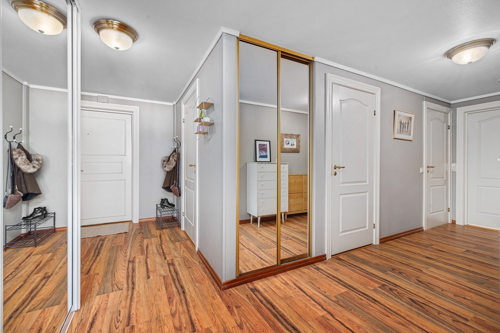 Fra entré med plassbygget skyvedørsgarderobe er det videre inngang til stor stue/spisestue og kjøkken, samt 2 soverom, bad, toalettrom og vaskerom Galleribilde