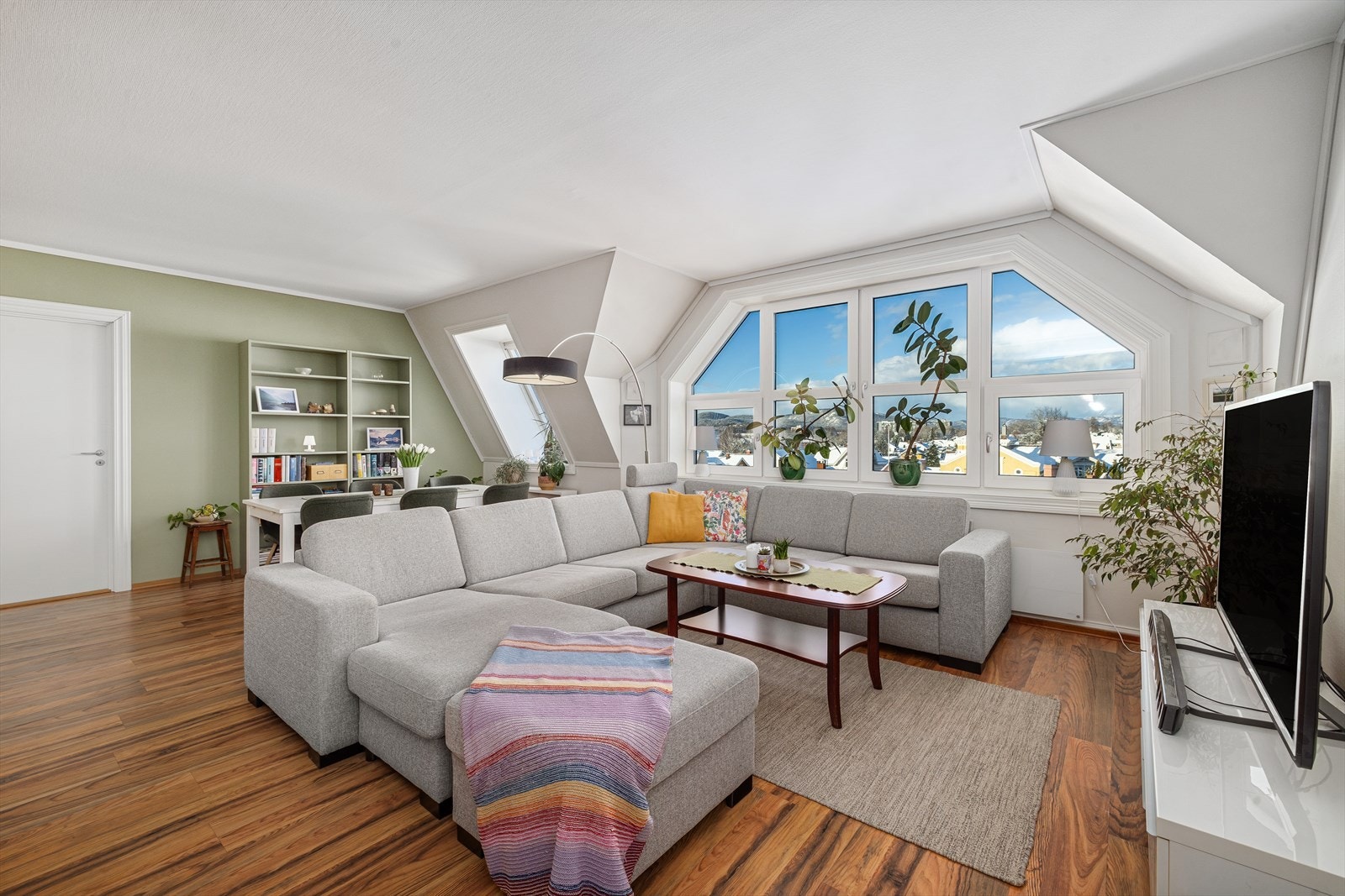 Store vindusflater slipper inn godt med naturlig dagslys Galleribilde