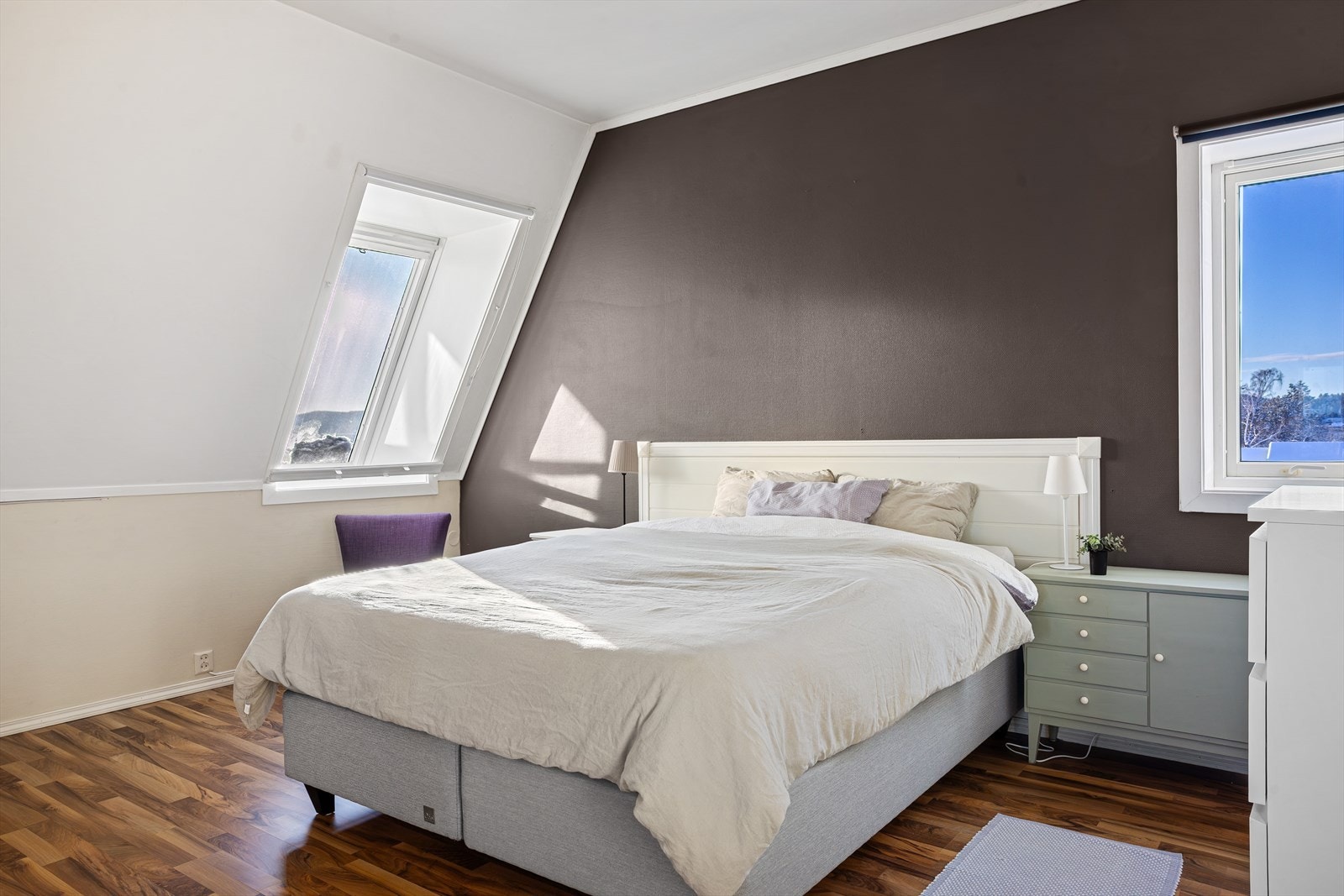 Hovedsoverom har god plass til dobbeltseng, og er innredet med romslig skyvedørsgarderobe og garderobeskap Galleribilde