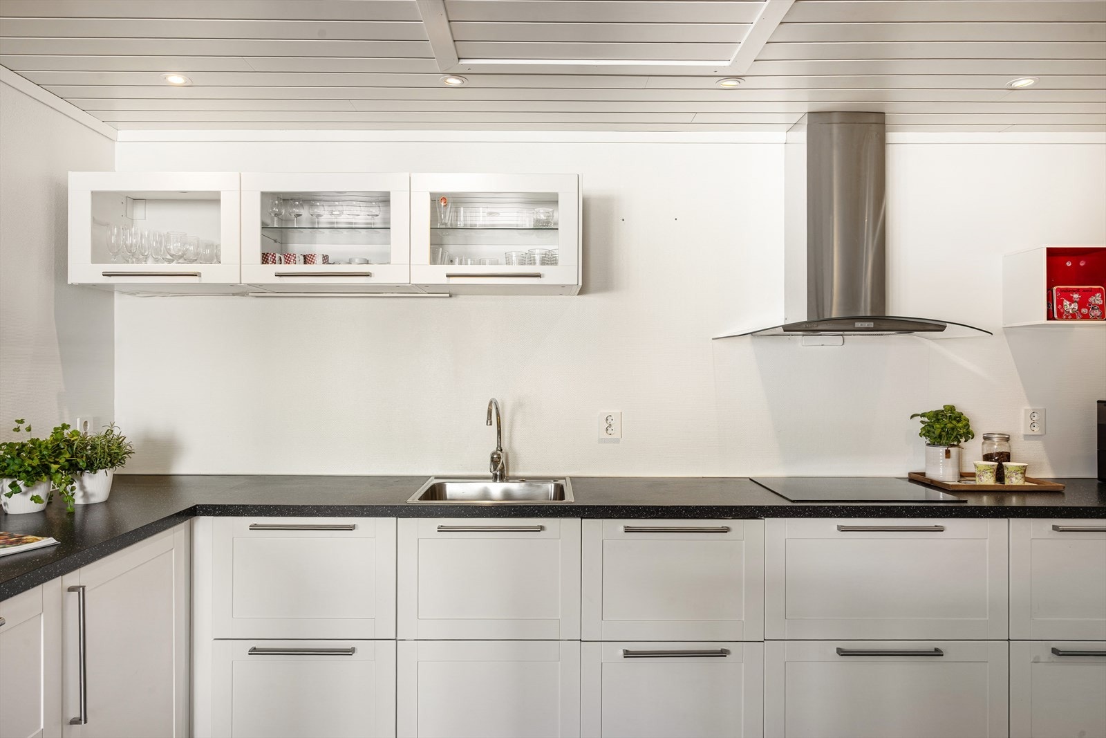 Integrerte hvitevarer som medfølger: stekeovn, platetopp, oppvaskmaskin og kjøleskap Galleribilde