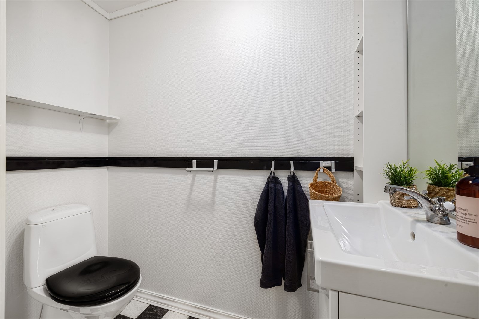 Praktisk toalettrom i tilknytning til entrè, innredet med servant og gulvstående toalett Galleribilde