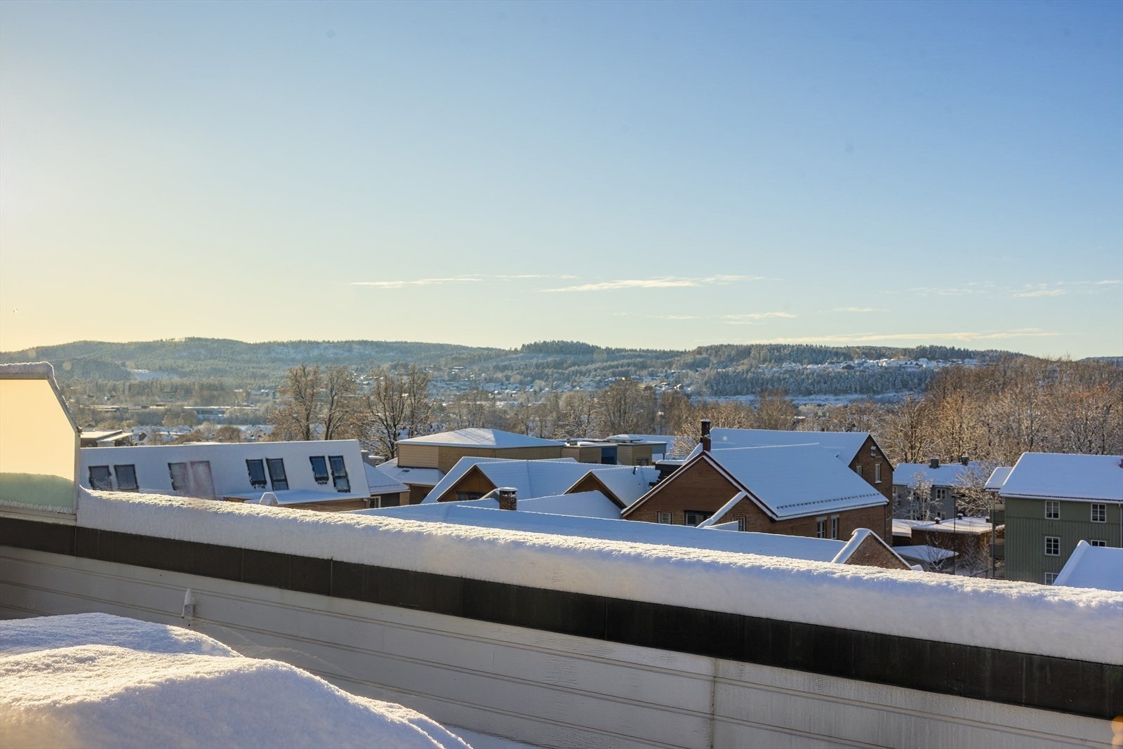 Vestvendt takterrasse med fantastiske sol- og utsiktsforhold - Her kan solen nytes fra morgen til kveld Galleribilde