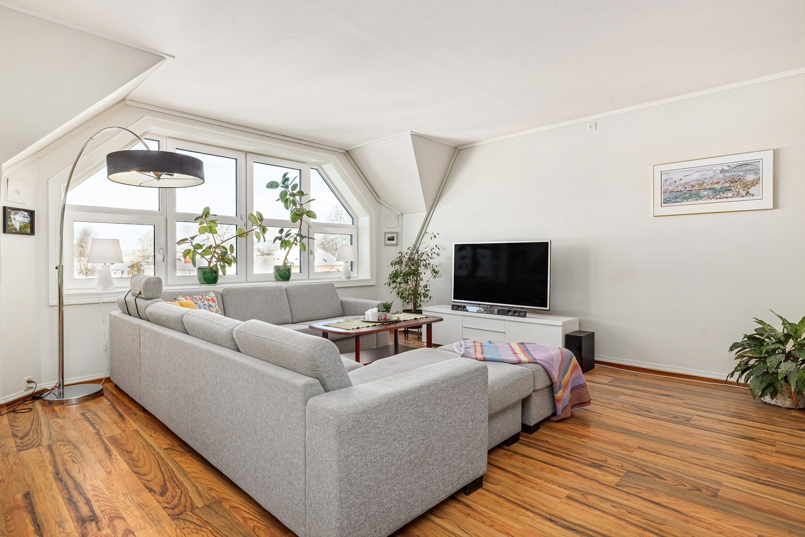 Rommene er malt i lyse og moderne farger Galleribilde