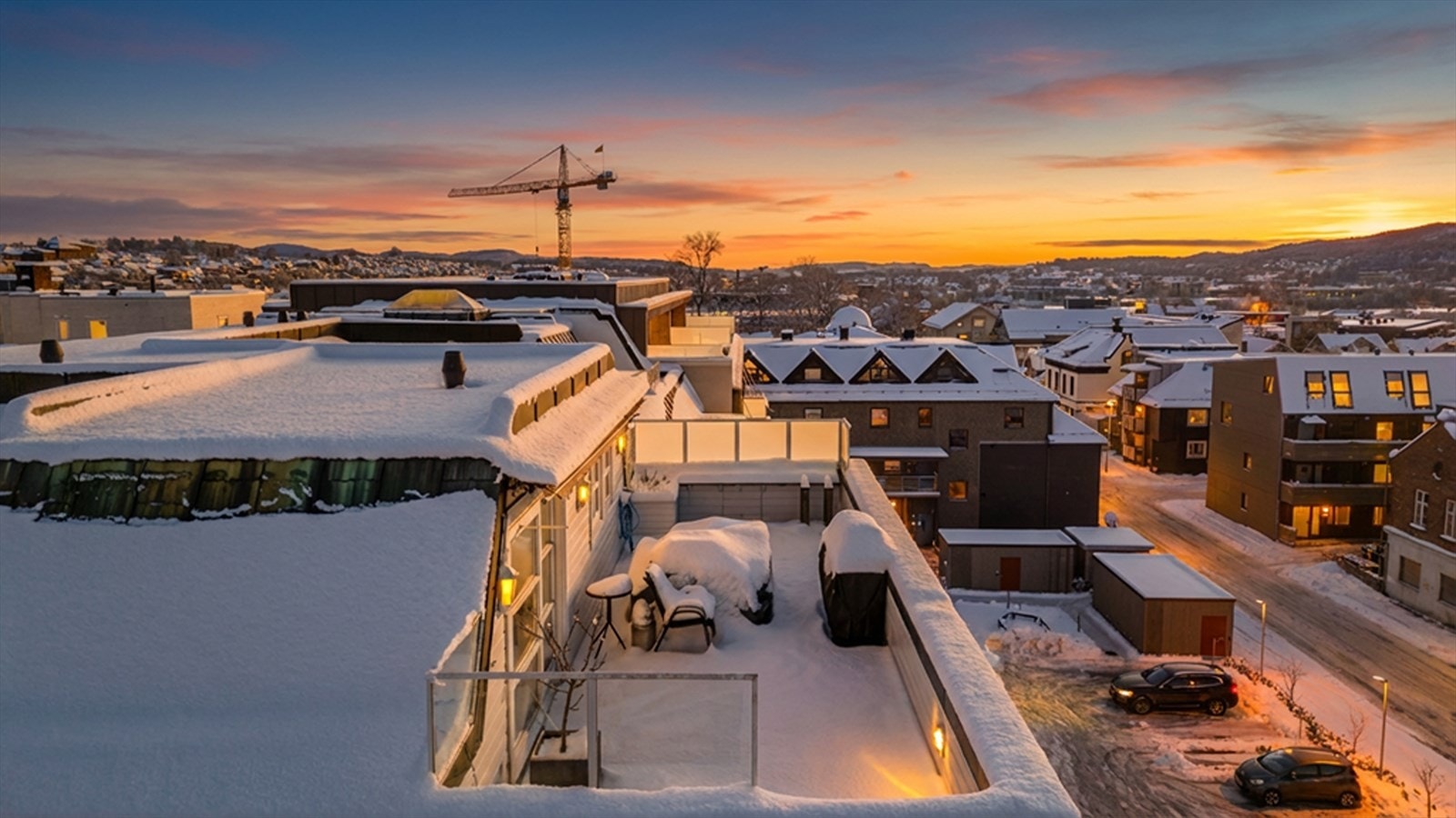 Takterrassen har god plass til flere sittegrupper og ligger vestvendt med særdeles flotte sol- og utsiktsforhold Galleribilde