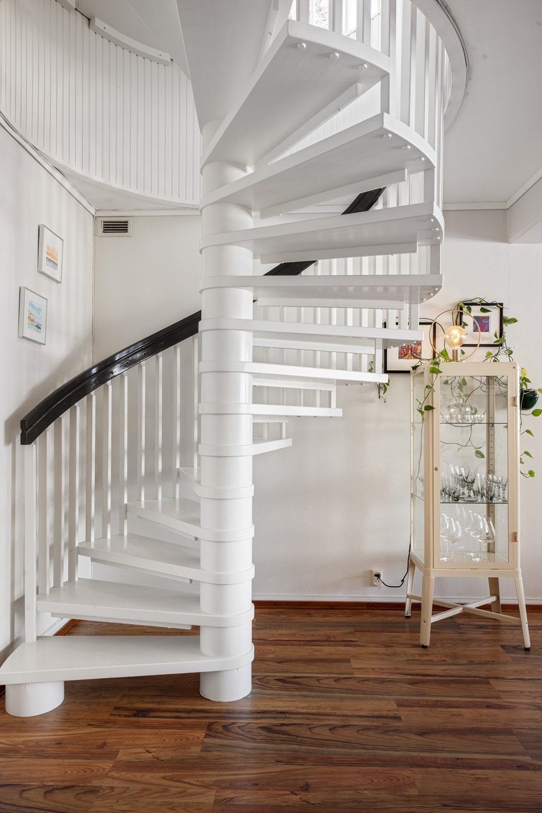 Fra stuen er det oppgang, via vindeltrapp, til loftsetasjen Galleribilde