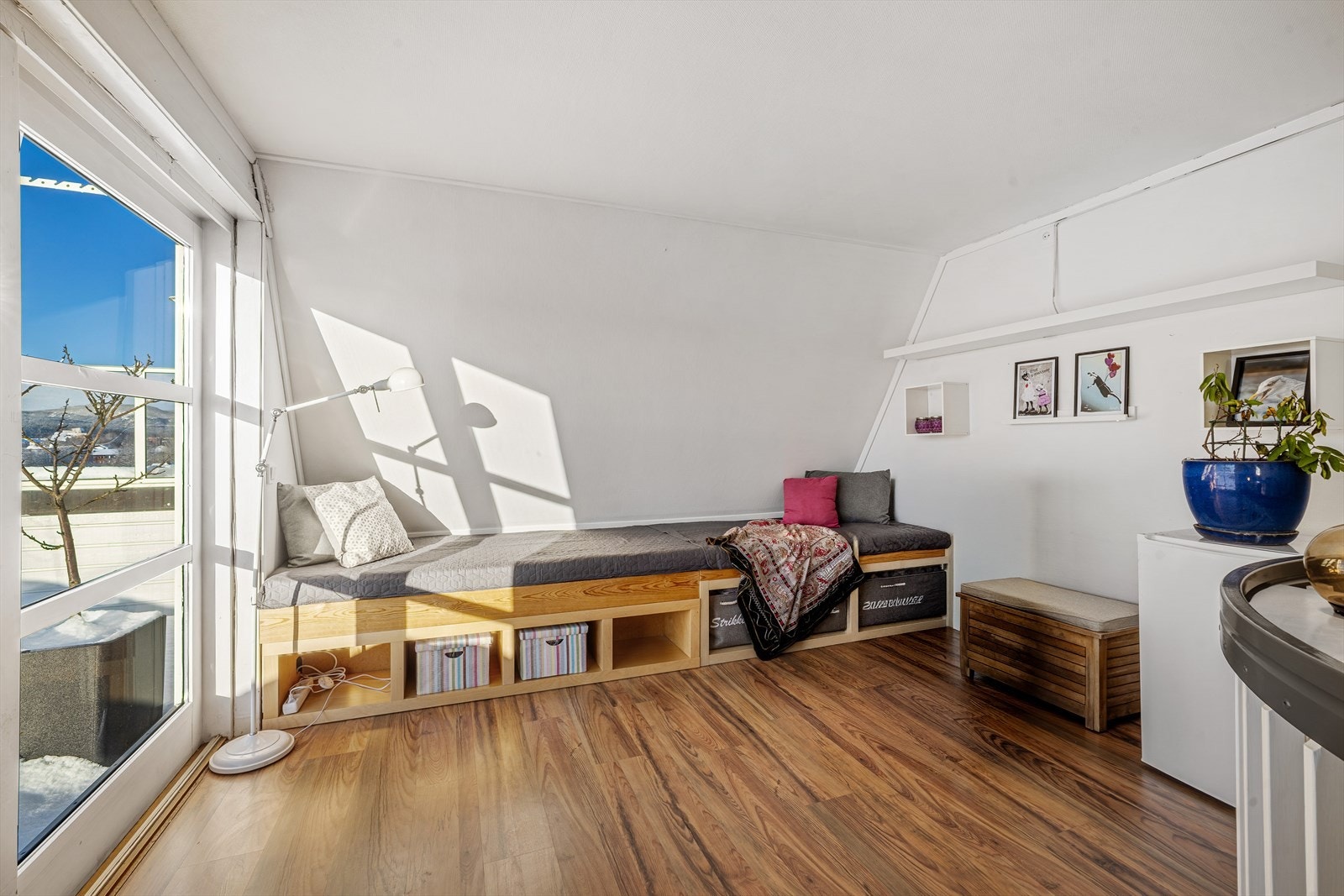 Loftstuen har plass til koselig sittegruppe Galleribilde