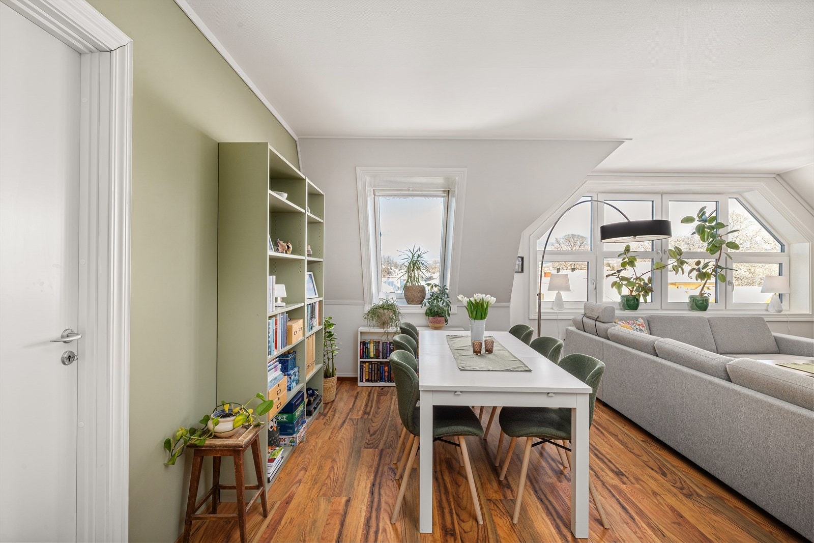 Spisestuen ligger i tilknytning til kjøkken og det er god plass til langbord Galleribilde