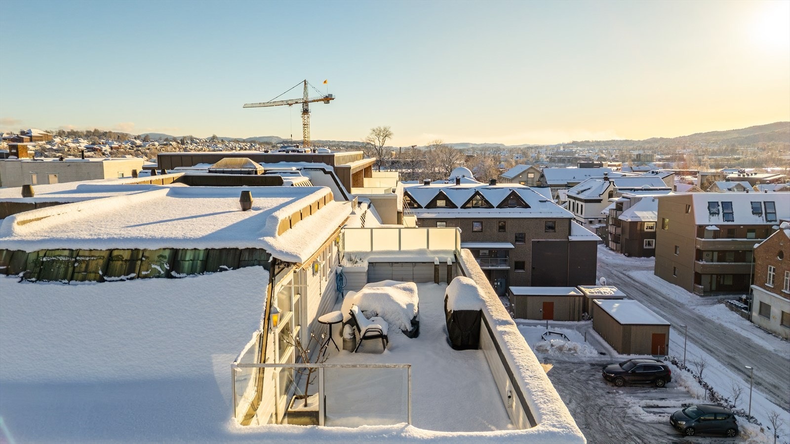 Terrassen er på 36 kvm med god plass til flere sittegruppe Galleribilde