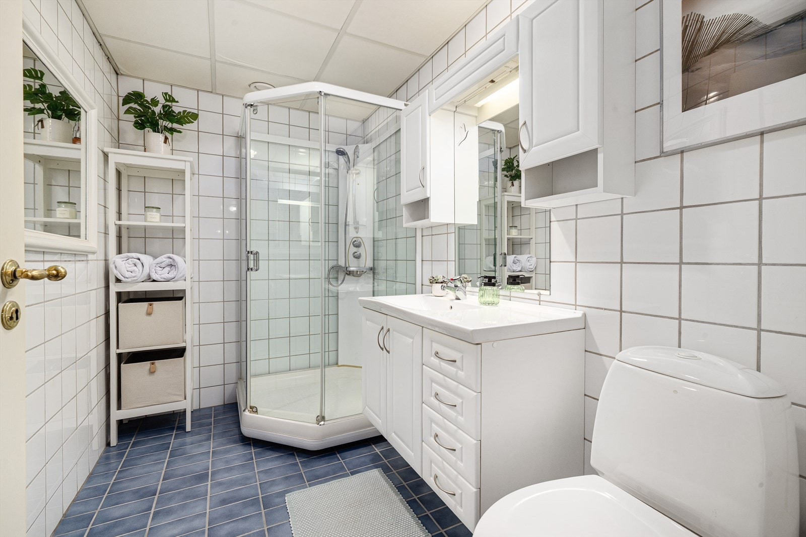 Baderommet har flislagte vegger og gulv, med varmekabler. I tillegg har leiligheten separat vaskerom og toalettrom Galleribilde