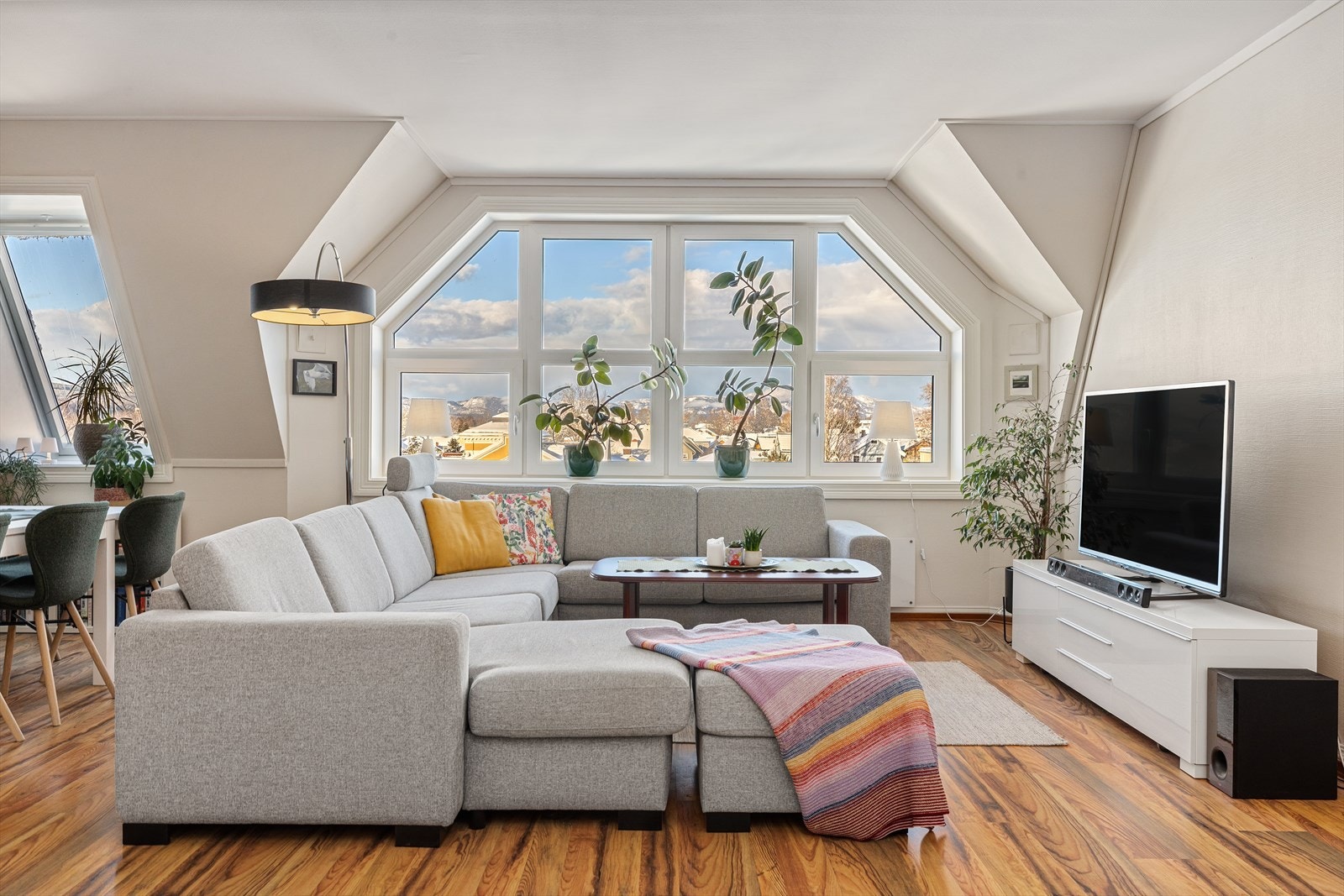 Stuen er i dag innredet med stor sofagruppe og spisestue Galleribilde