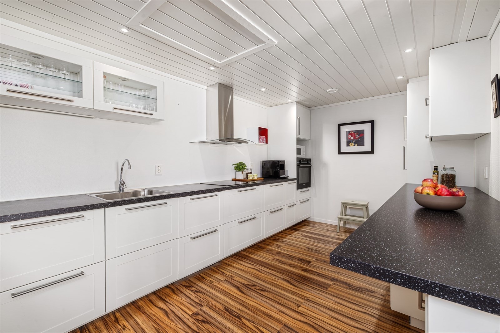 Innredningen har praktiske løsninger og meget god oppbevaringsplass i innredning, samt rikelig med arbeidsplass på benkeflater Galleribilde