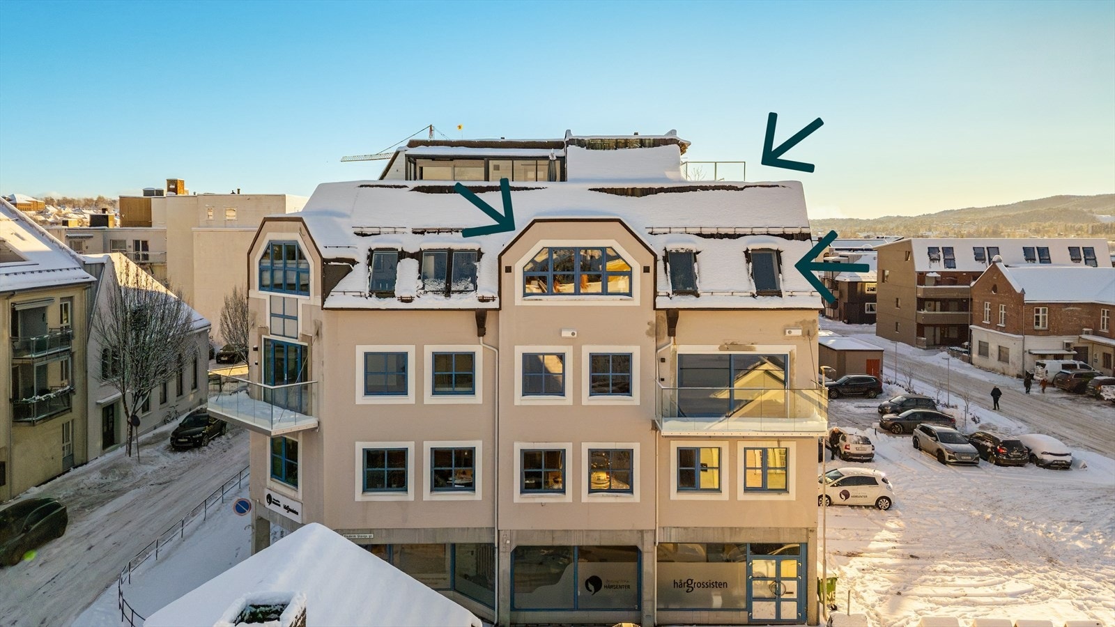 Leiligheten har et bruksareal på 152kvm med alle fasiliteter på hovedplan (4.etasje). Den flotte toppetasjen (5.etasje) inneholder stue og soverom med utgang til en spektakulær takterrasse so må oppleves! Galleribilde