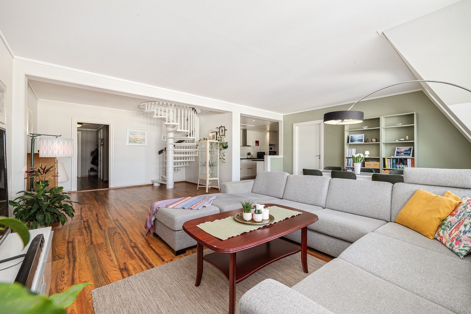 Stuen har flott og romslig planløsning med god plass til flere sittegrupper Galleribilde