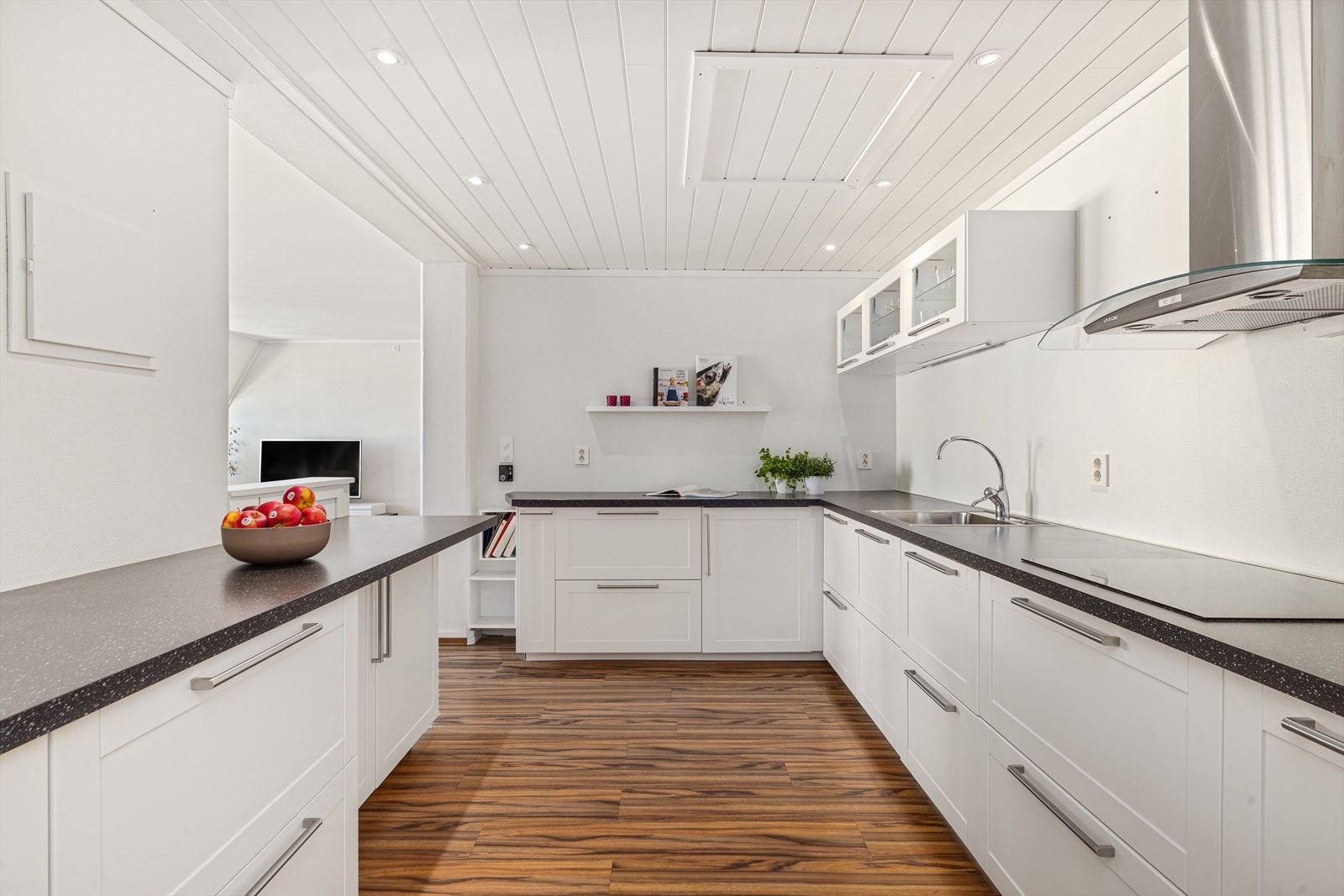 Innredningen har lett profilerte fronter på over- og underskap og laminert benkeplate Galleribilde