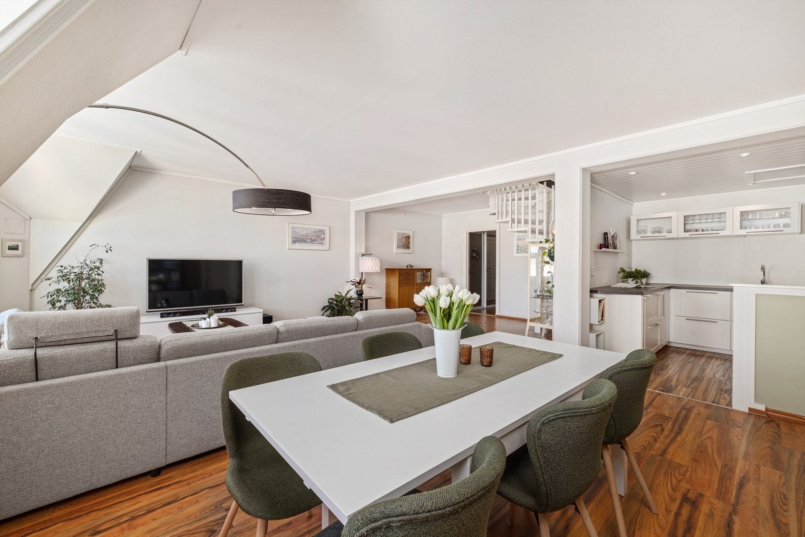 Fra spisestuen er det delvis åpen løsning mot kjøkkenet Galleribilde