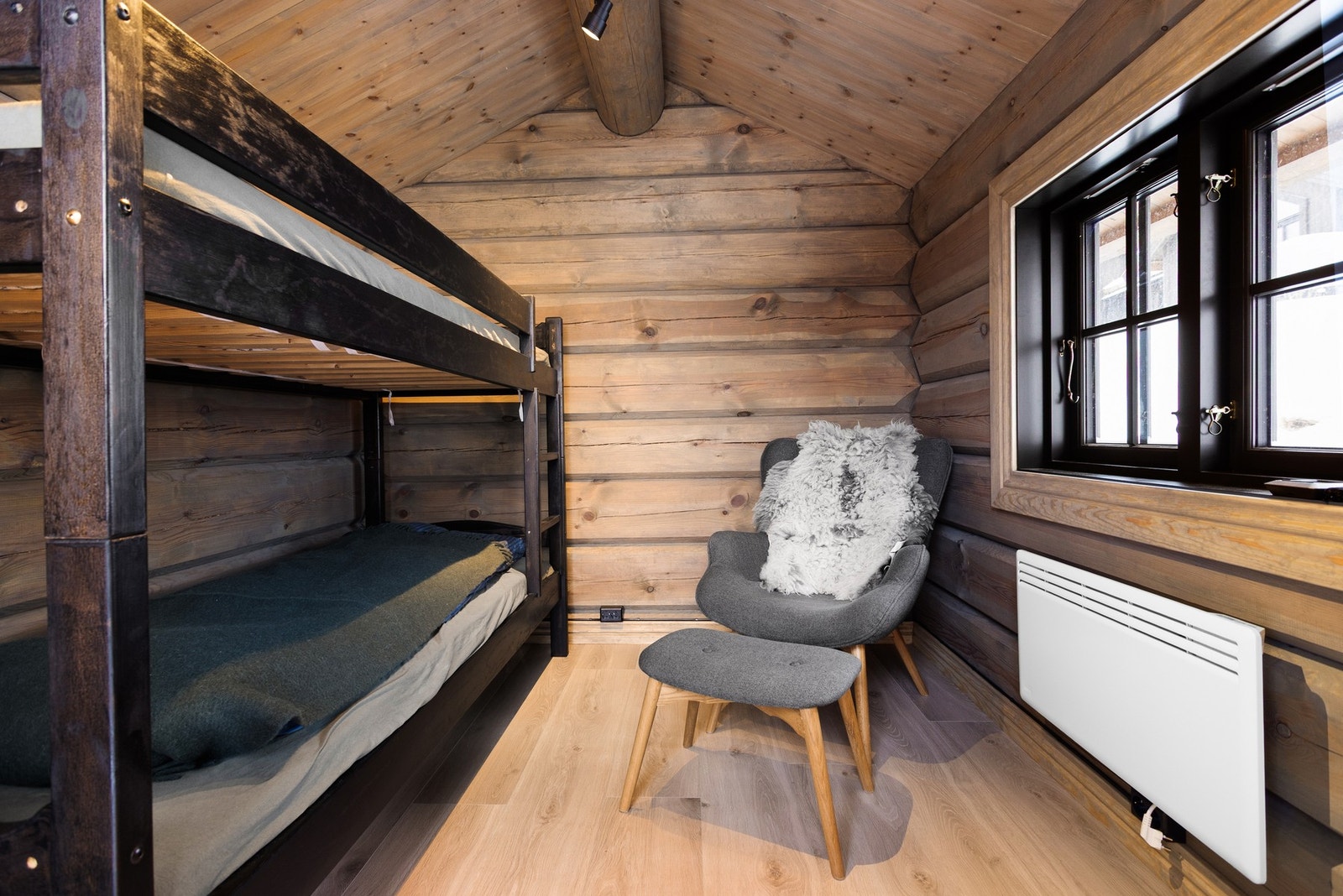 Innredet med køyeseng - Kjekt dersom man får ekstra besøk på hytta Galleribilde