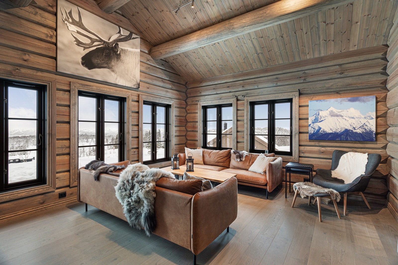 Nydelig stue med wow-faktor! De store vinduene sammen med den gode takhøyden gir rommet en god atmosfære og bringer utsikt og natur inn i rommet Galleribilde