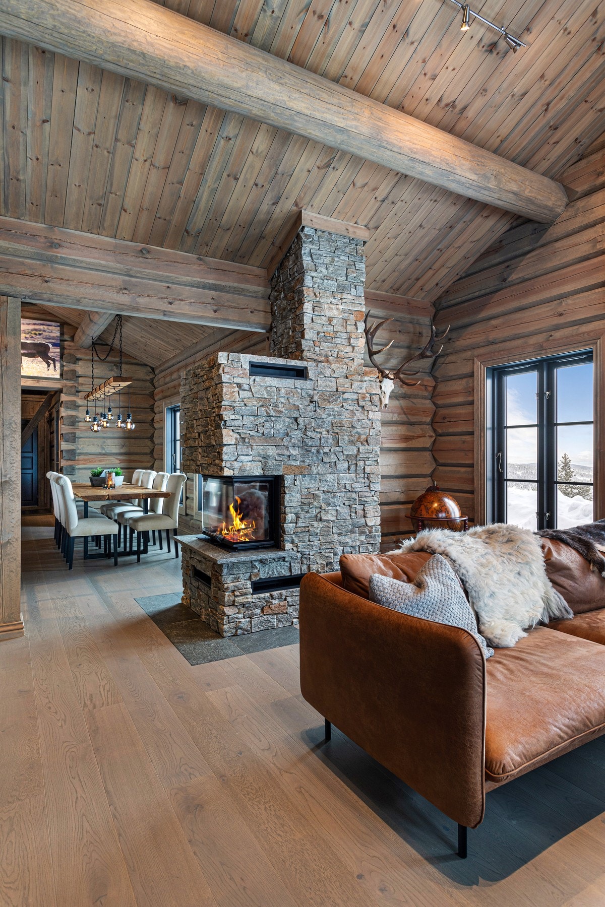 Peisen har glassfelt mot både stue og kjøkken slik at man kan nyte synet av flammene som knitrer vinterstid Galleribilde