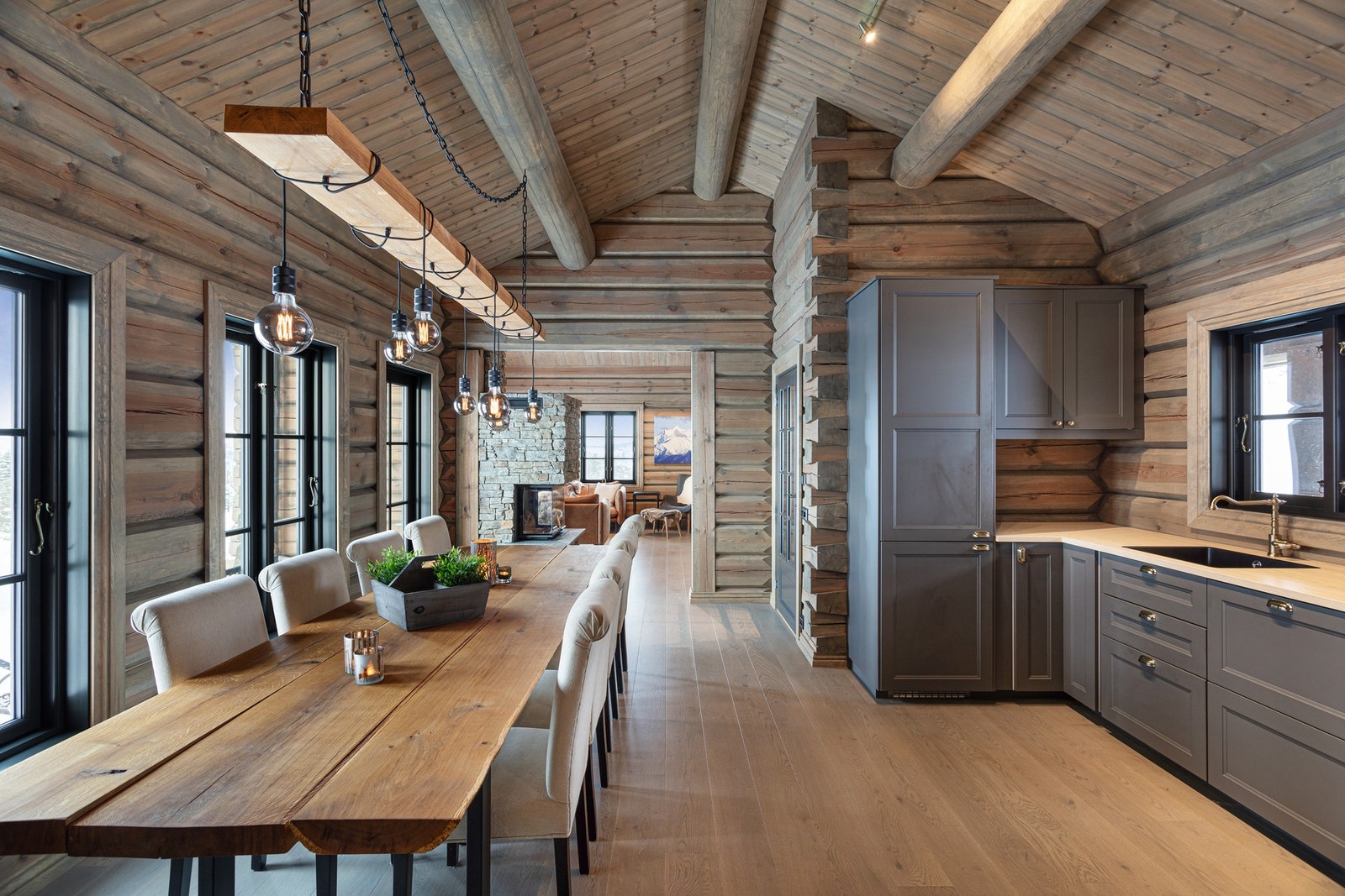 Fra spisestuen er det direkte utgang til uteområde og terrasser, noe som gjør det enkelt å ta med måltidene ut Galleribilde