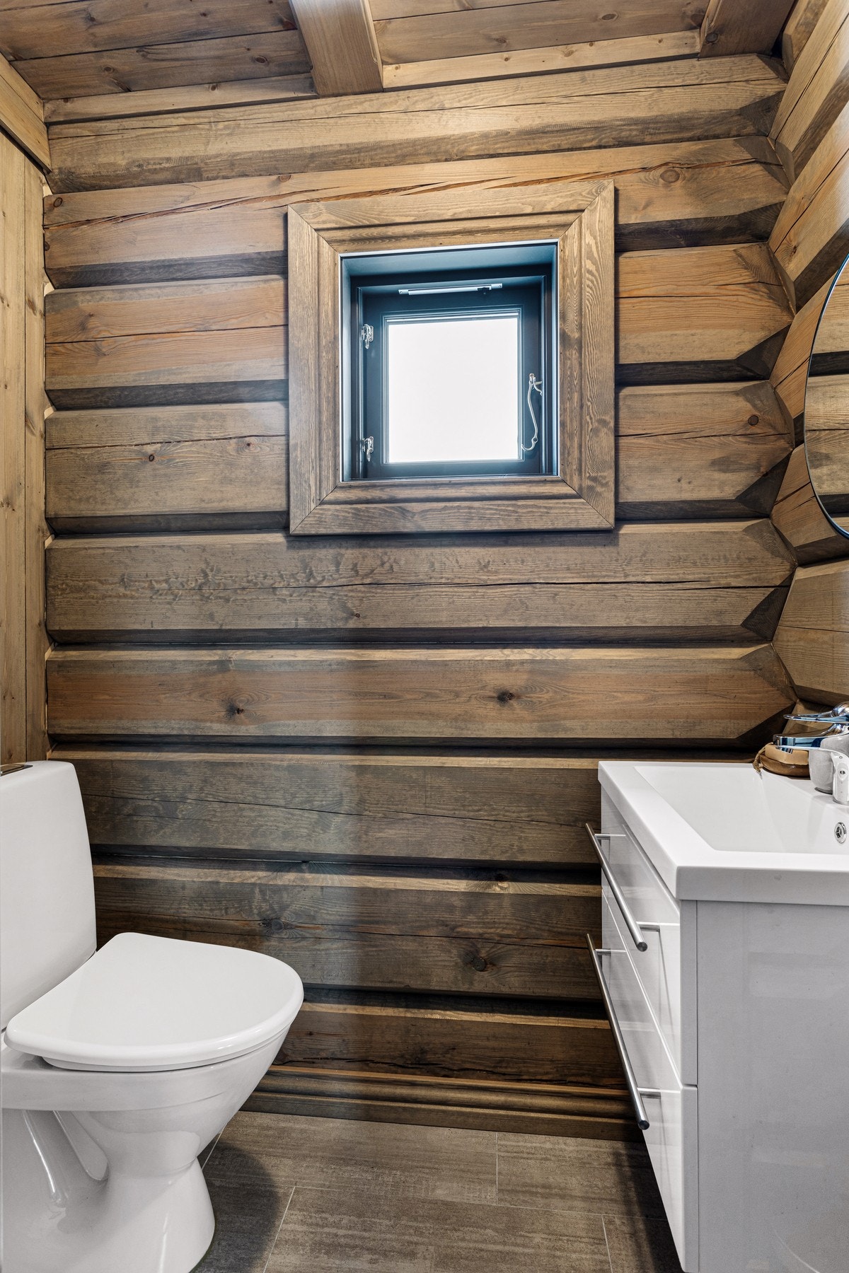 Toalettrom innredet med toalett og servant i innredning. Toalettrommet ligger praktisk til ved entréen Galleribilde