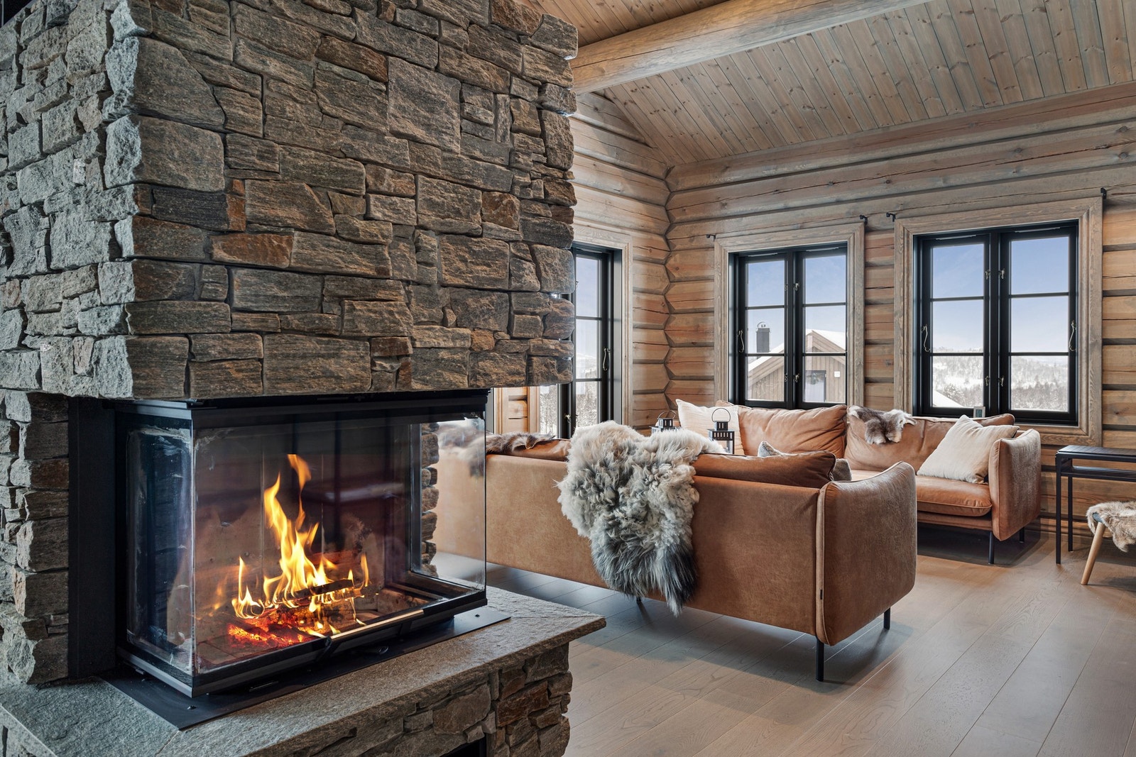 Eiendommen er meget gjennomført i tidløs, lun hyttestil. I tillegg en innholdsrik og god planløsning som gir komfort på hytta Galleribilde