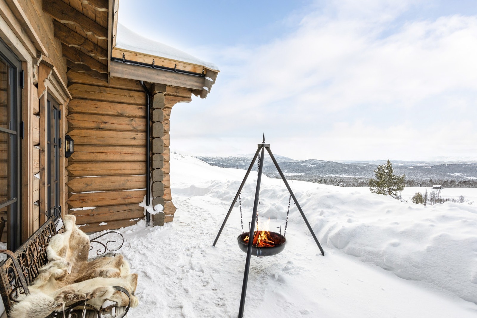 Hytta er satt opp av anerkjente Flatdal Håndlaft i 2020. Usjenert og pent opparbeidet uteområde. Fantastisk utsikt! Galleribilde