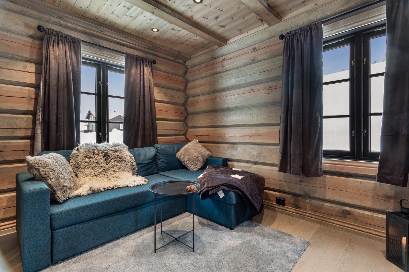 Praktisk og hyggelig TV-stue. Stuen er innredet med sovesofa og lukkes av med glassdør Galleribilde