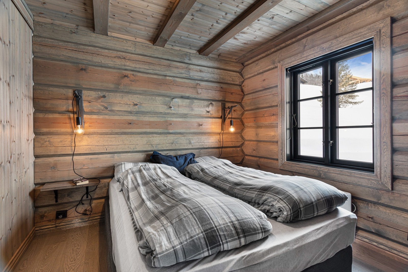 Hovedsoverommet ligger praktisk anlagt i nærheten av badet. Rommet er innredet med dobbeltseng og har plass til garderobeskap Galleribilde