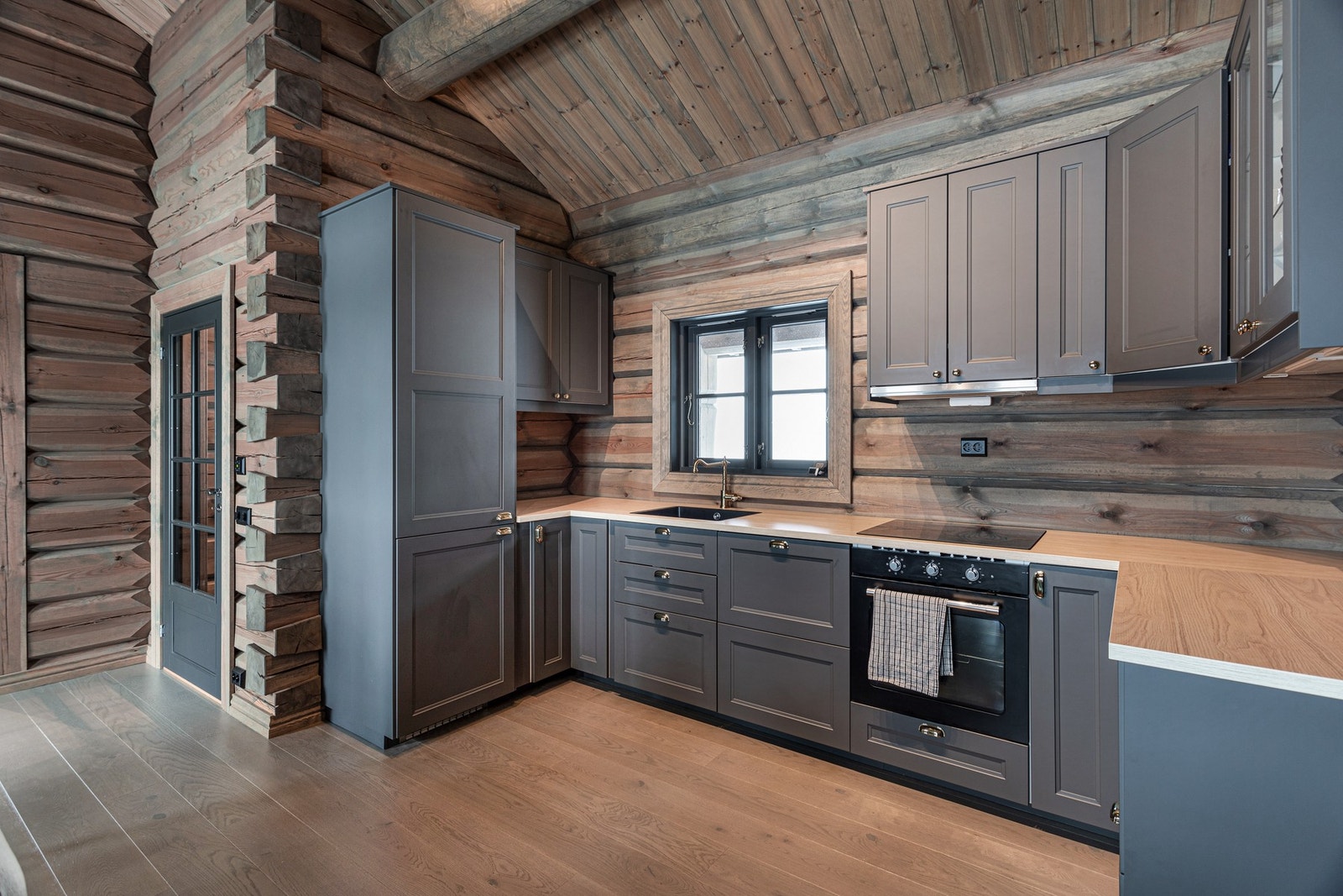 Nydelig kjøkkeninnredning med profilerte fronter og benkeplate i .... Galleribilde