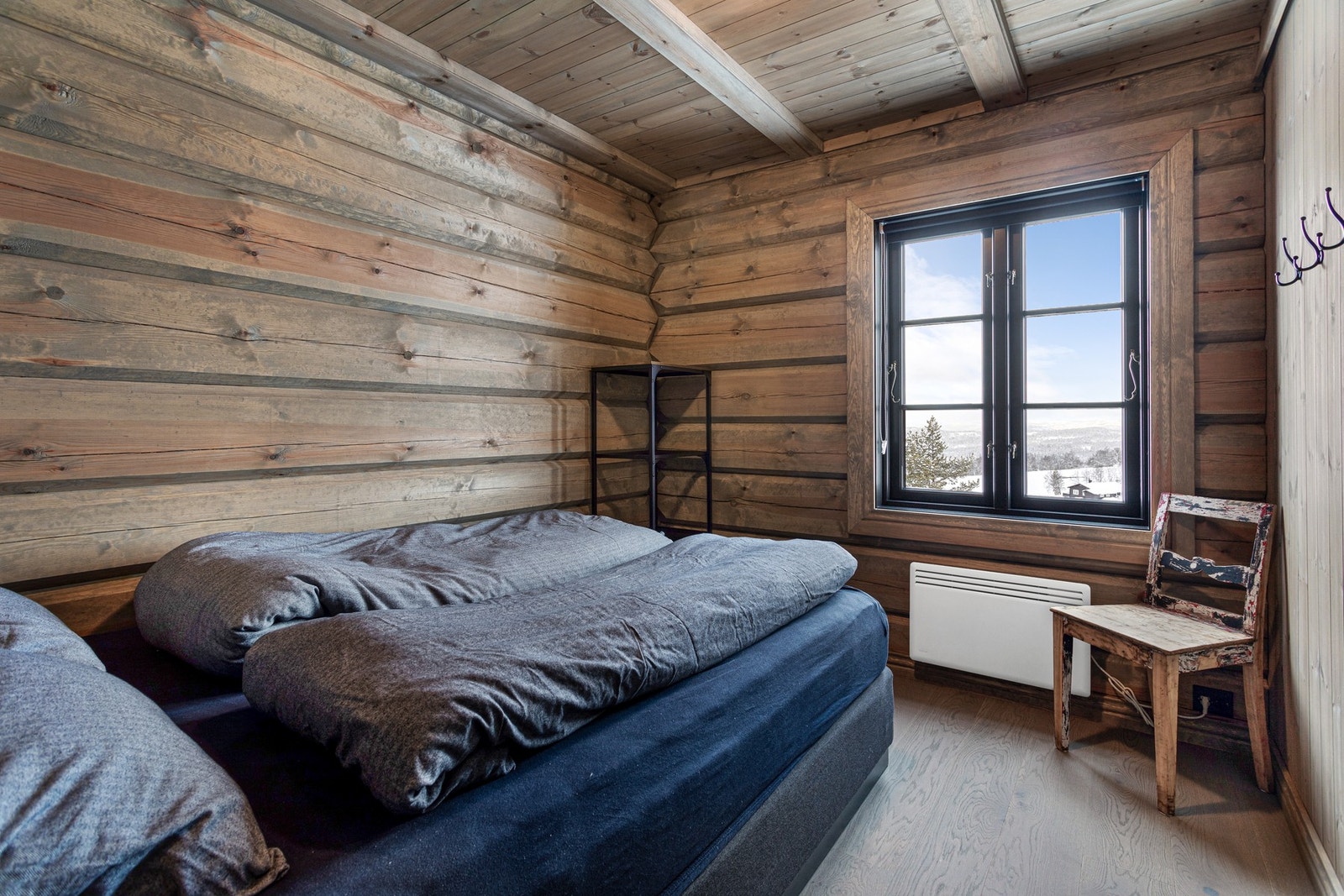 Soverom II er innredet med dobbeltseng og har plass til kommode for oppbevaring Galleribilde