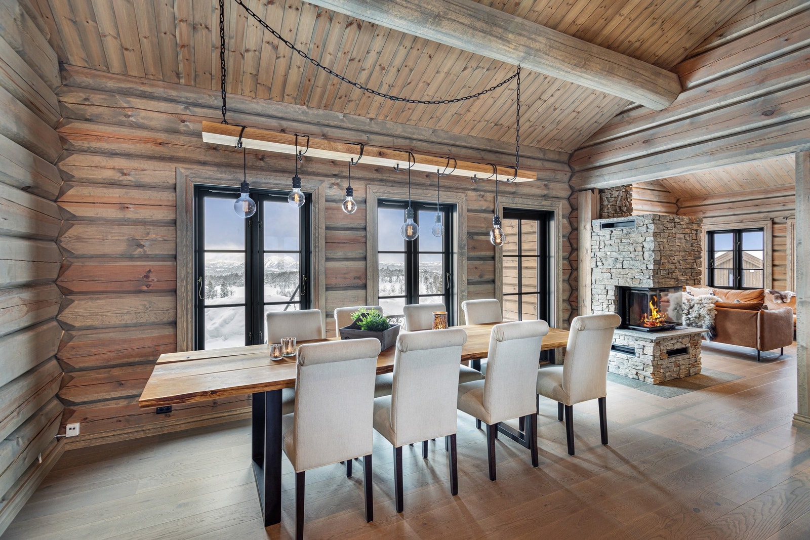 Fra spisebordet har man en fantastisk utsikt gjennom store vindusflater Galleribilde