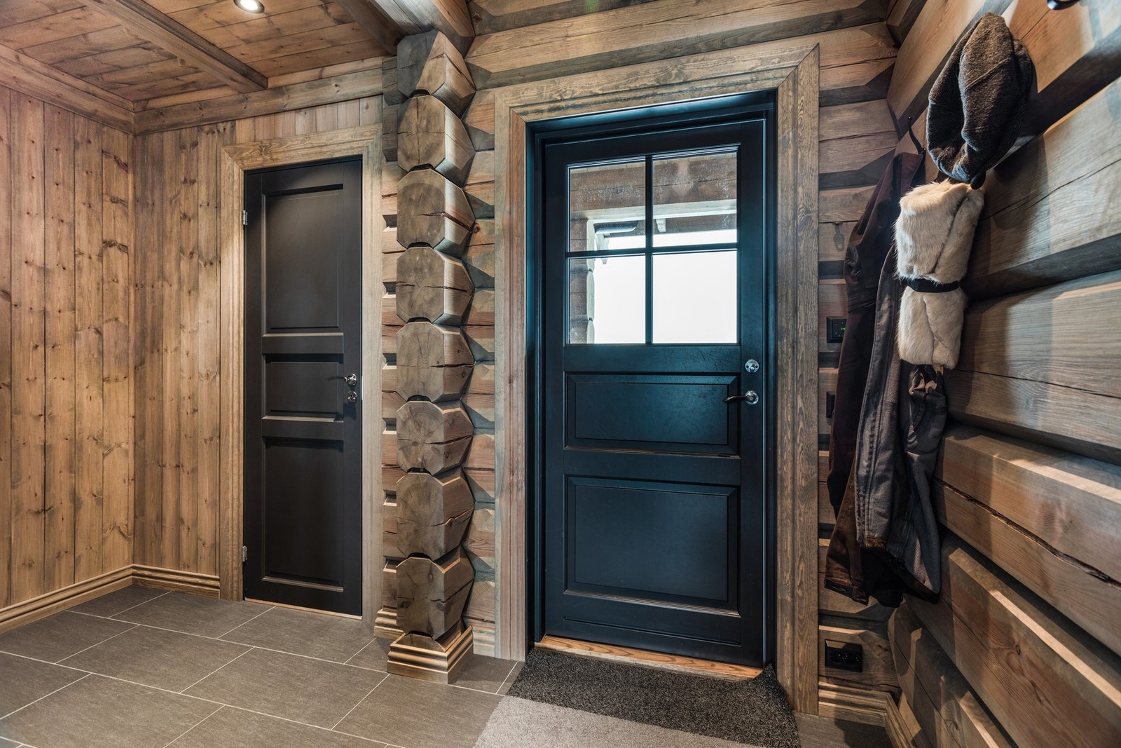 Innbydende entré med flislagt gulv og varmekabler gir et godt førsteinntrykk av hytta Galleribilde