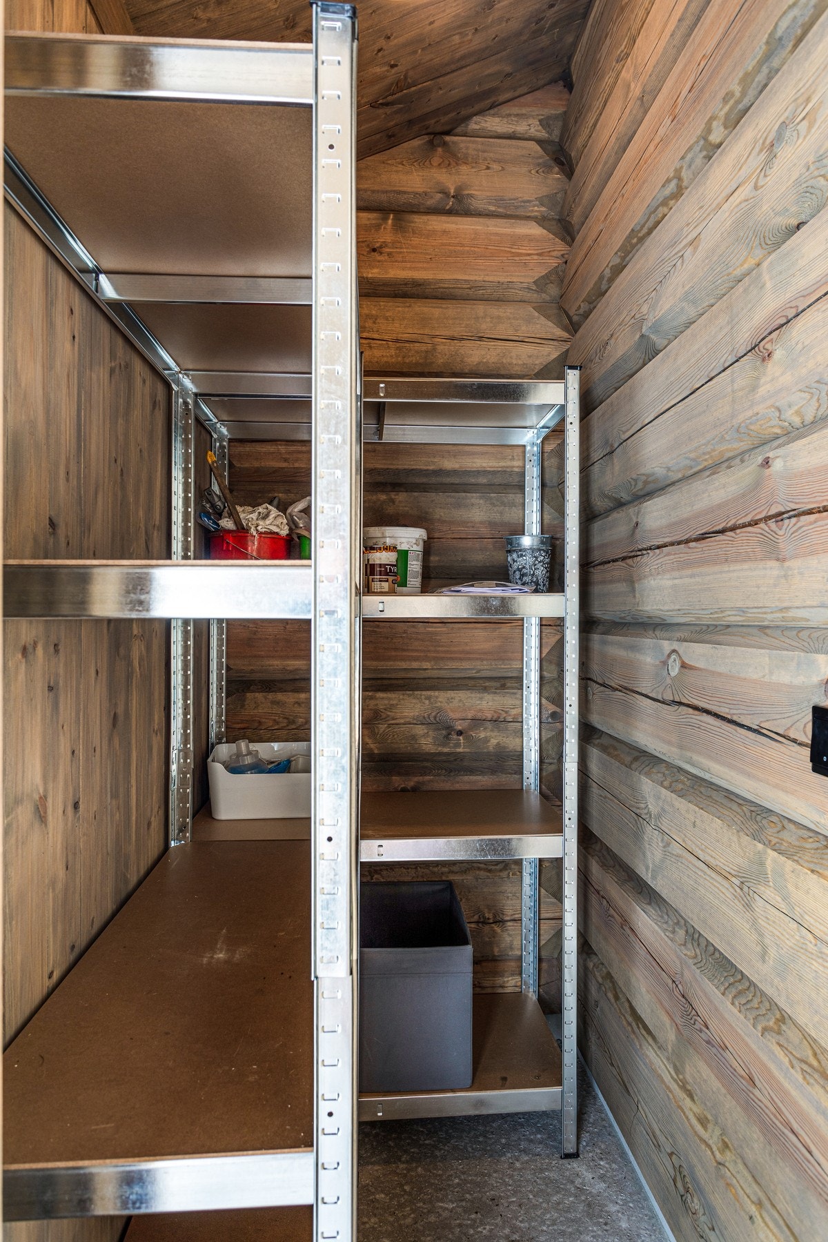 Praktisk bod tilknyttet inngangspartiet. Her har man enkel adkomst og kan gå tørrskodd ut fra hytta for å hente ved. I boden er det plass til oppbevaring av ved, ski og andre redskaper Galleribilde