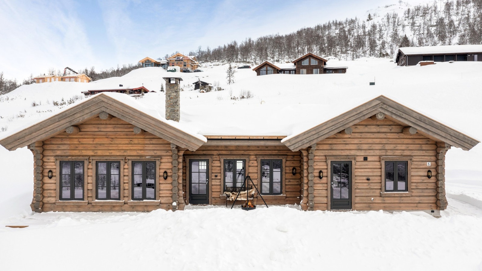 PrivatMegleren har nå gleden av å presentere Thorsvegen 6 - En nyere hytte med fantastisk beliggenhet midt i smørøyet på Rauland. Foto: Tor Helge Thorsen Galleribilde