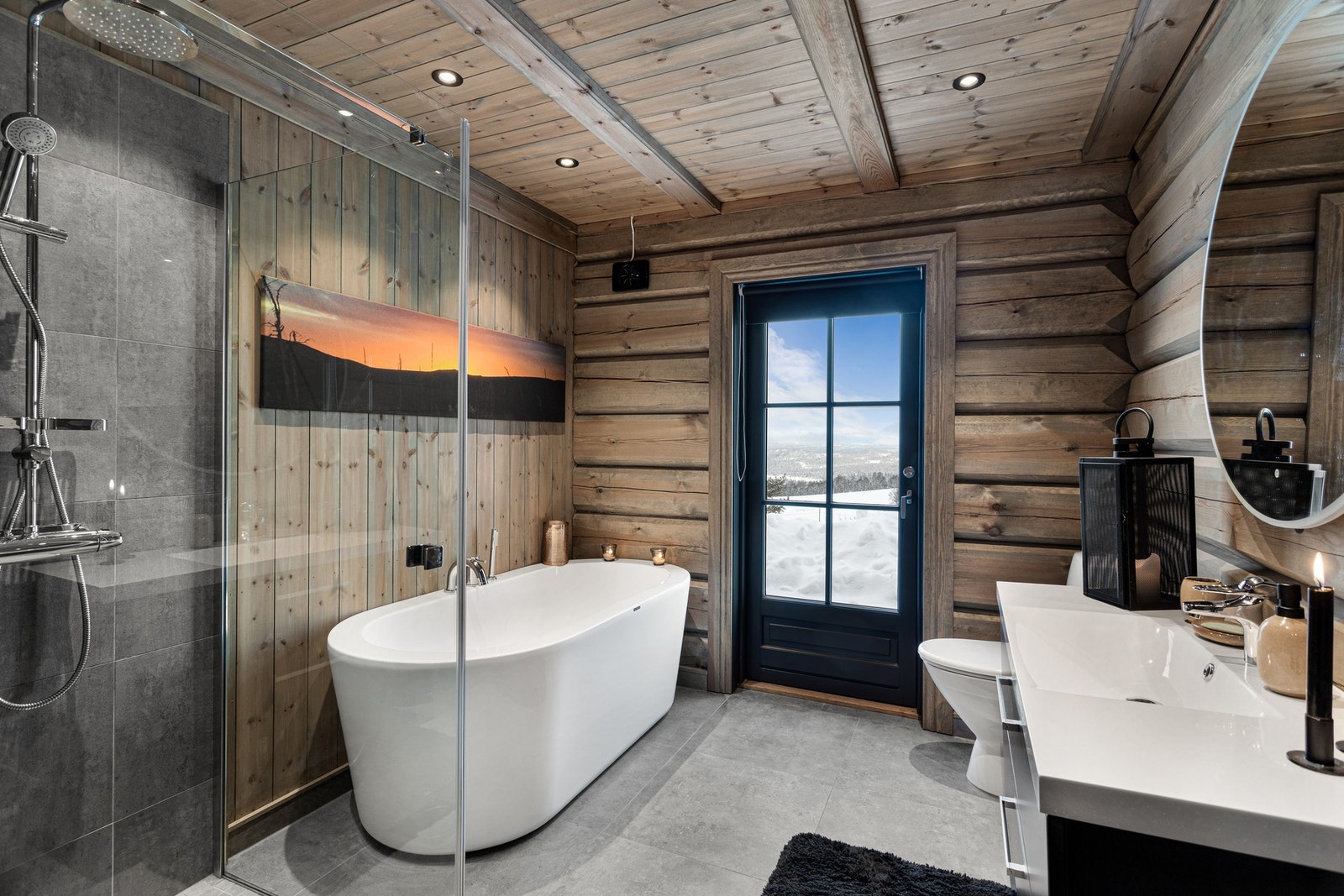 Romslig bad med spa-følelse. Flislagt gulv og vegger i tømmer og panel, samt dør ut til markterrasse hvor det er støpt plate klar for montering av jacuzzi, samt vannuttak og strøm Galleribilde