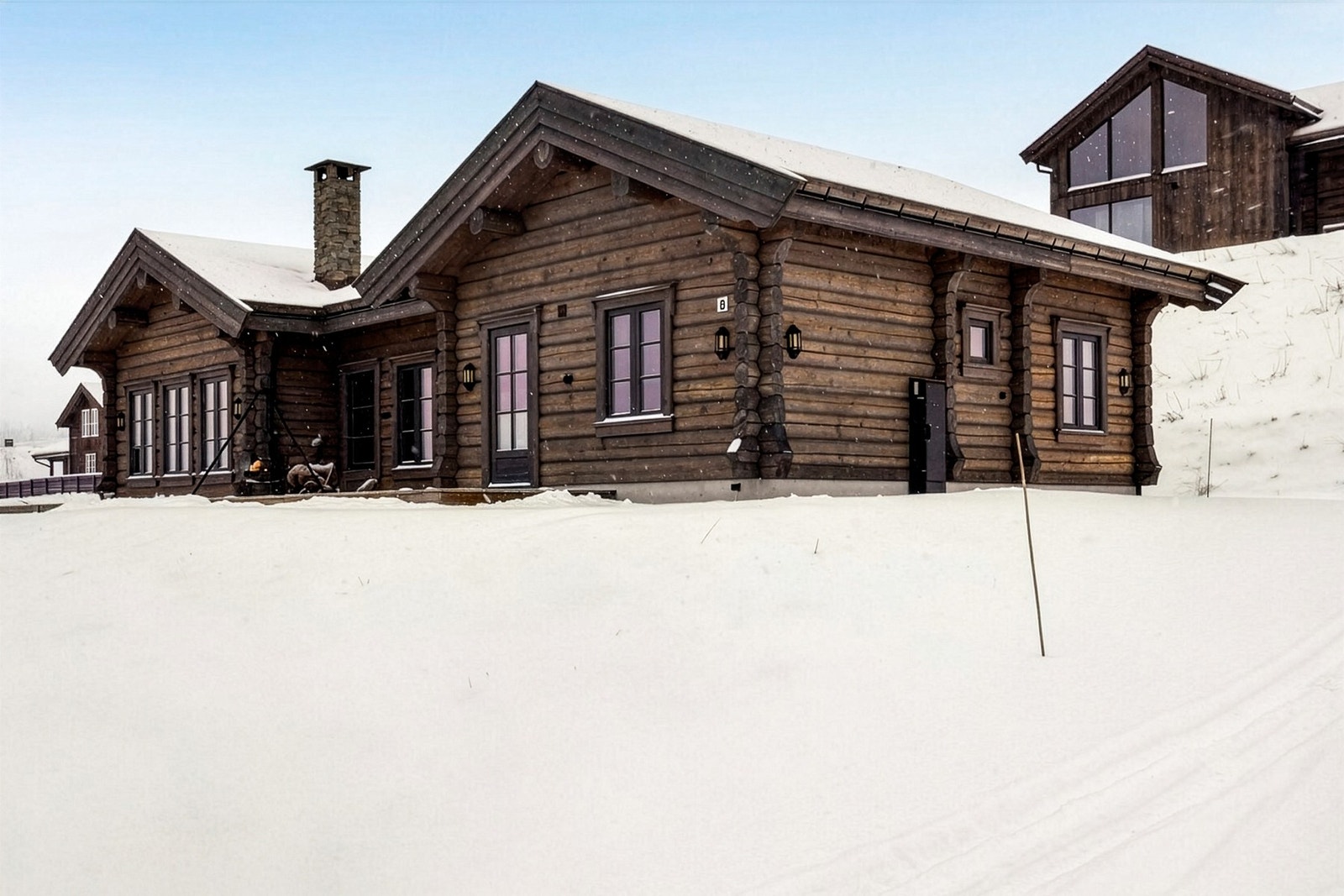 Hytta har kort fortalt en fantastisk beliggenhet med de flotteste, preparerte langrennsløypene i umiddelbar nærhet, samt kort gange til fiskevann, Vierli, Høgfjellshotellet og andre fasiliteter Galleribilde