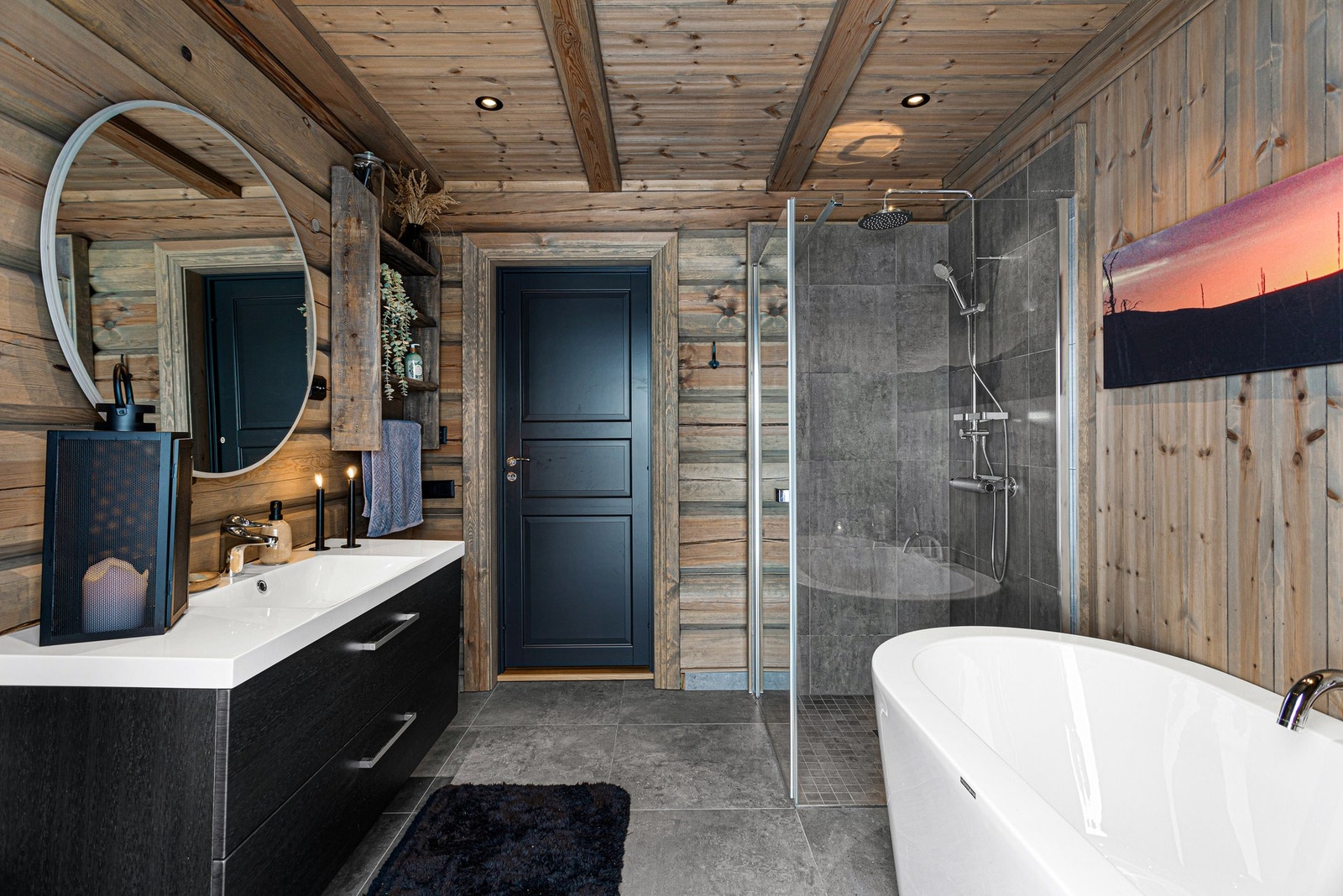 Badet inneholder en innredning med servant, dusjnisje, toalett og badekar Galleribilde