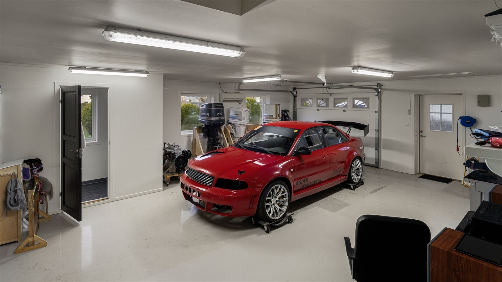 Garasje nr 2. har egen inn
gangsdør samt wc-rom Galleribilde