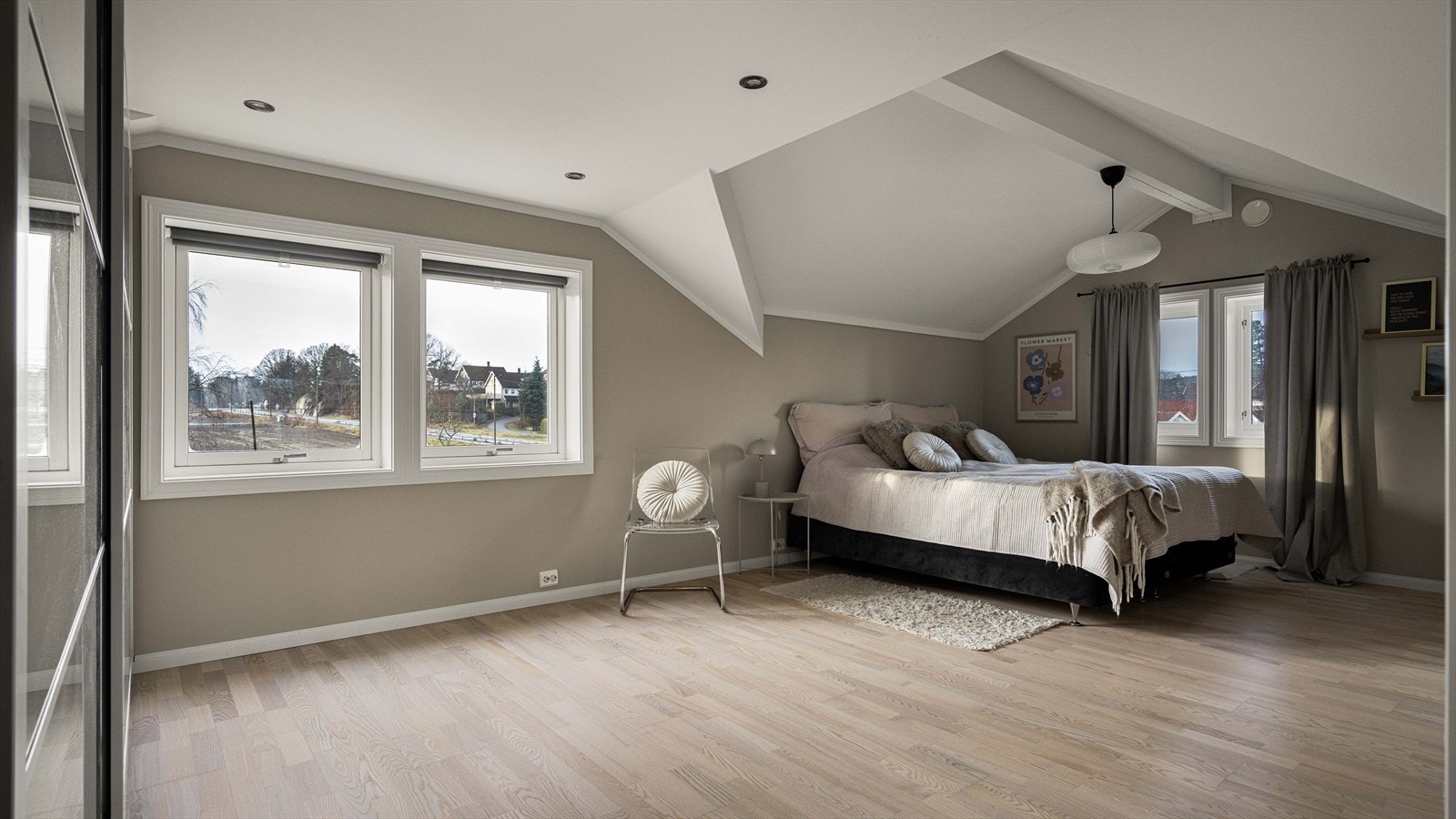 Her er det downlights med skyvedørsgarderobe Galleribilde