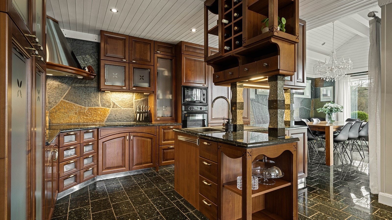 Innholdsrikt kjøkken Galleribilde