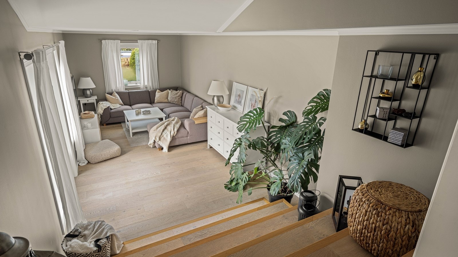 Lys og koselig tv-stue med utgang direkte ut til terrassen Galleribilde