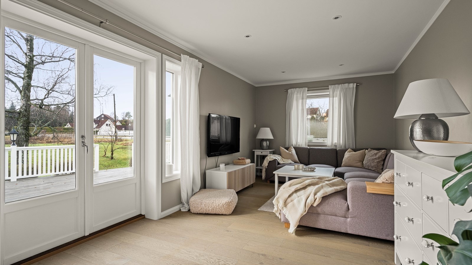 I 1.etg. er det også en hyggelig tv-stue med utgang til terrasse - denne stuen ligger en halv etg ned fra hovedplan Galleribilde